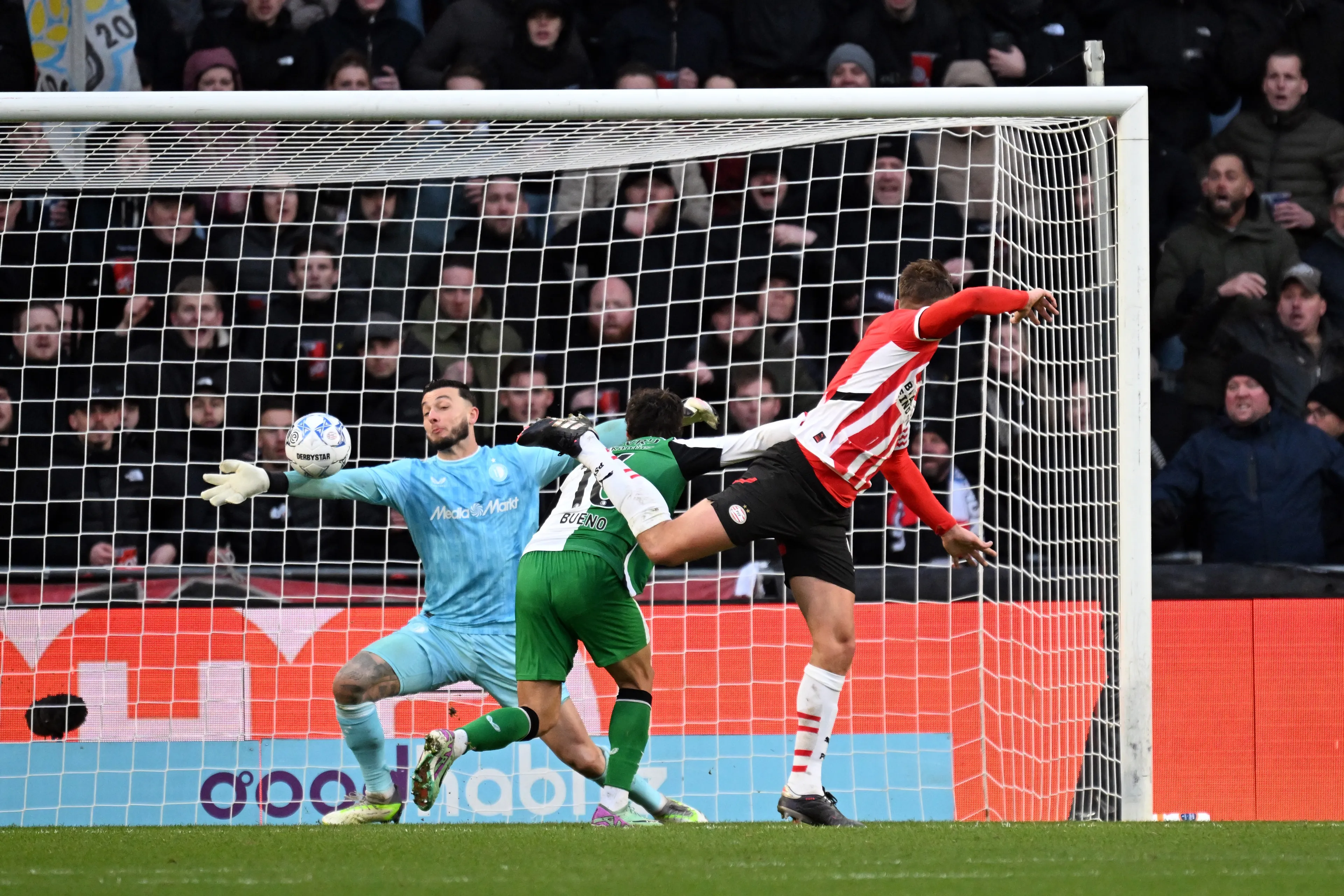 PSV verstevigt koppositie met simpele zege op Feyenoord