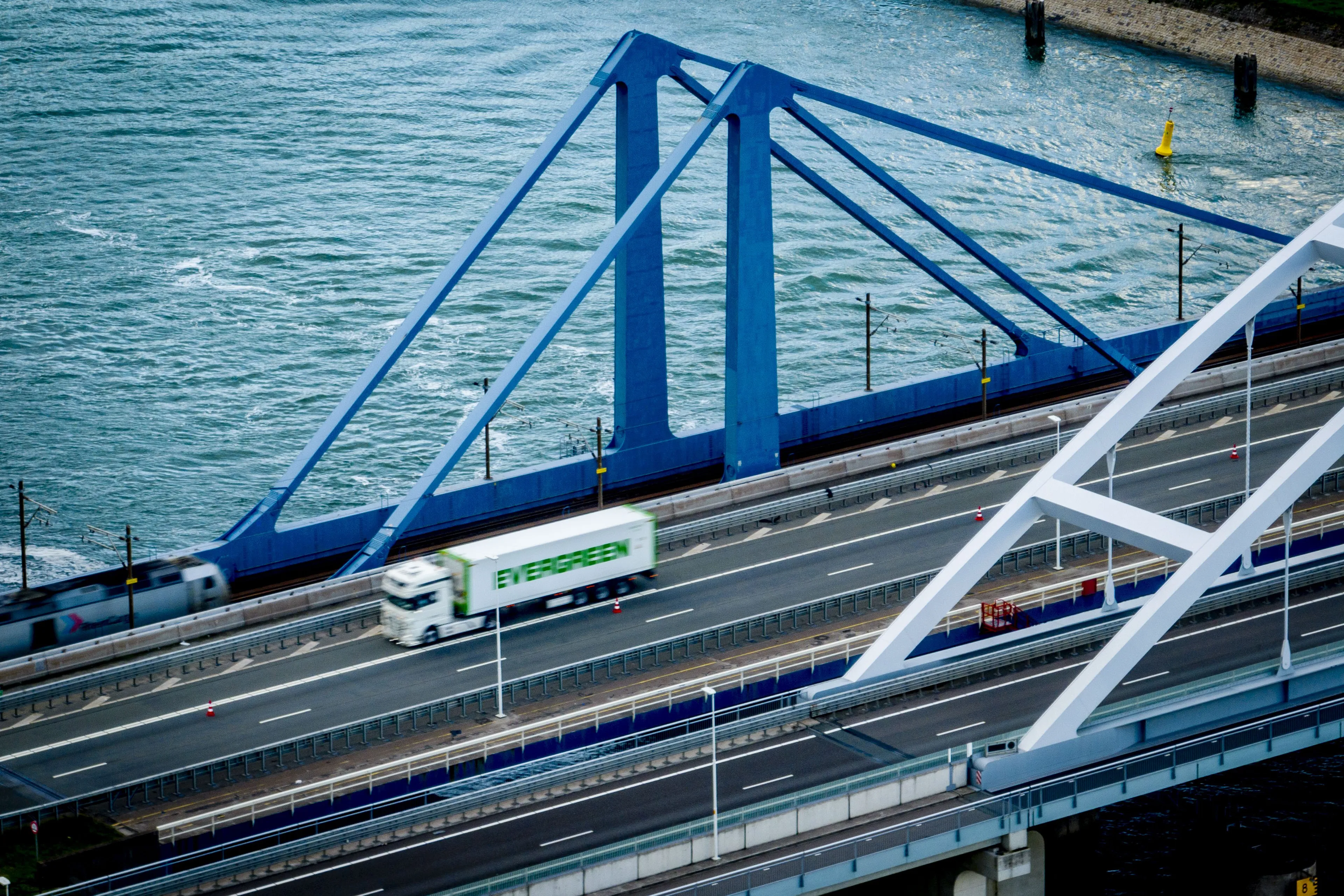 Meer files op A15 naar Maasvlakte door dichte rijstroken Suurhoffbrug