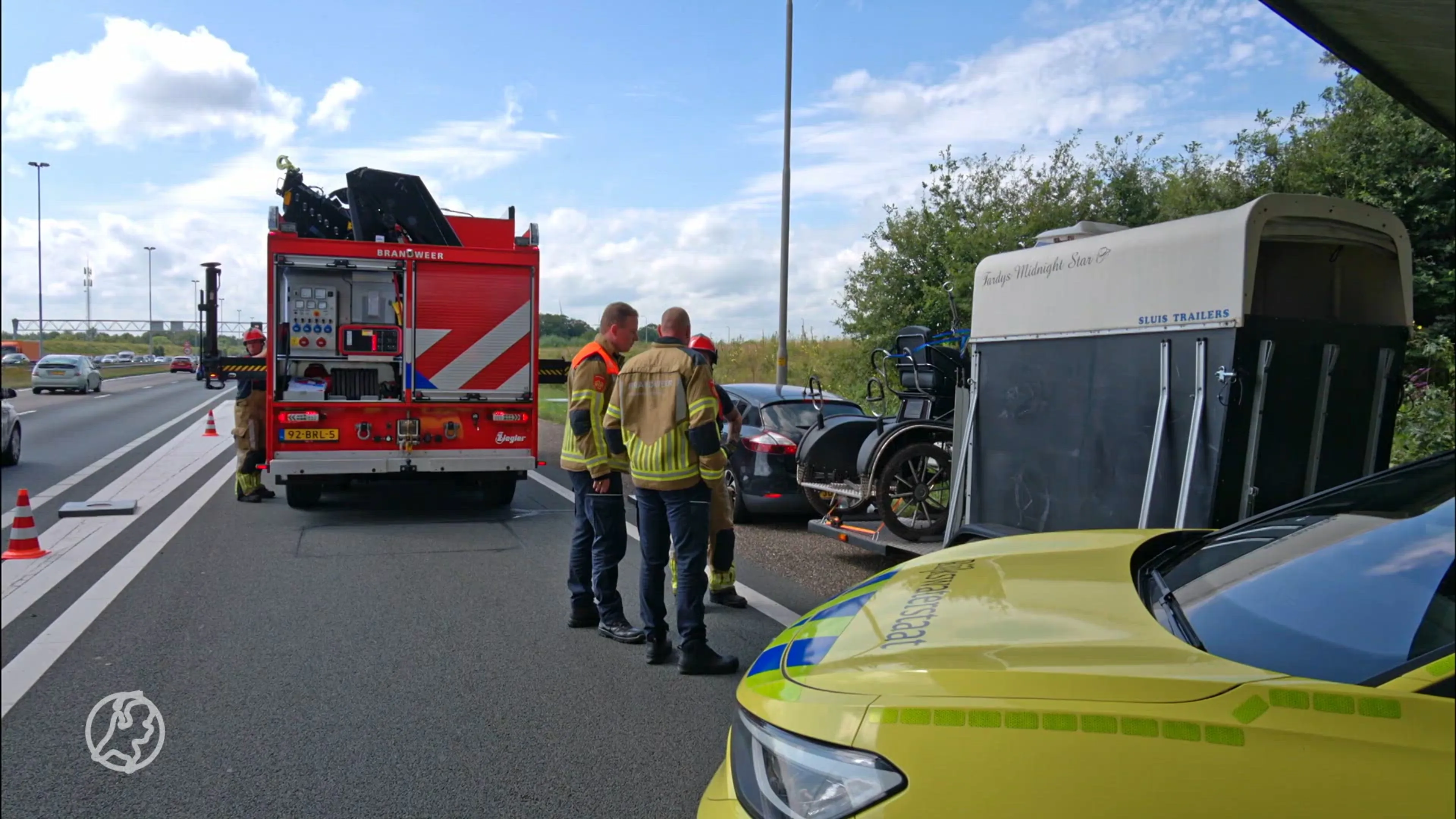 Dodelijk ongeval: Paard zakt op snelweg door trailer en sterft