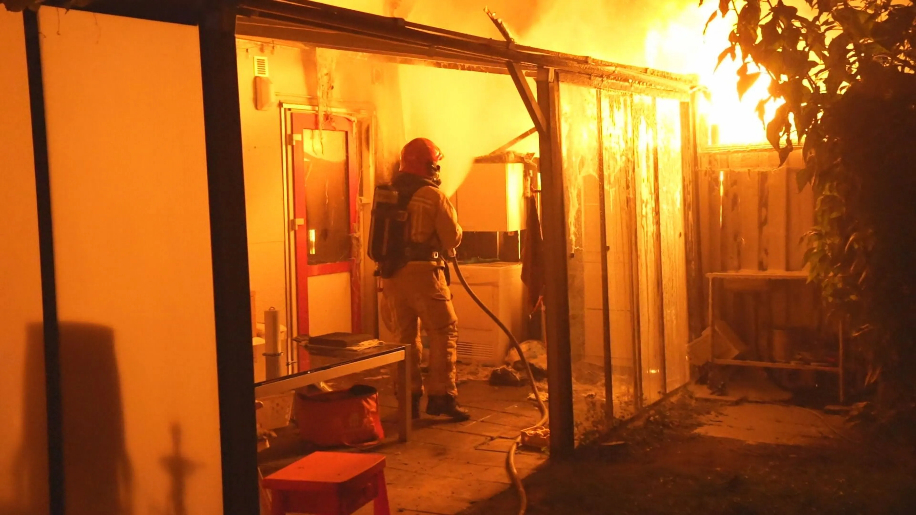 Zwaargewonde uit brandend huis gehaald in Helmond