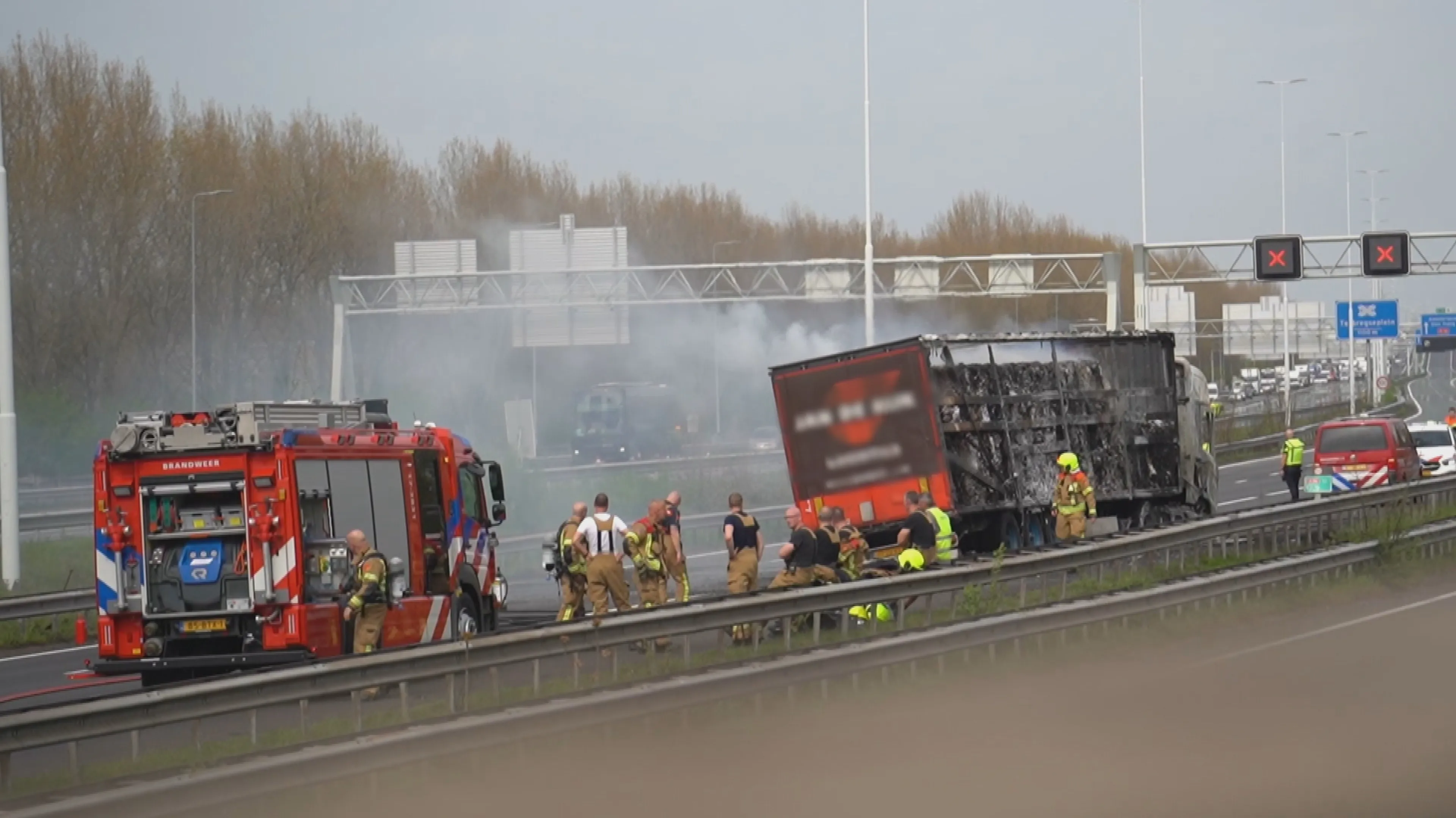Deel A16 bij Rotterdam tot in de nacht dicht na brand vrachtwagen