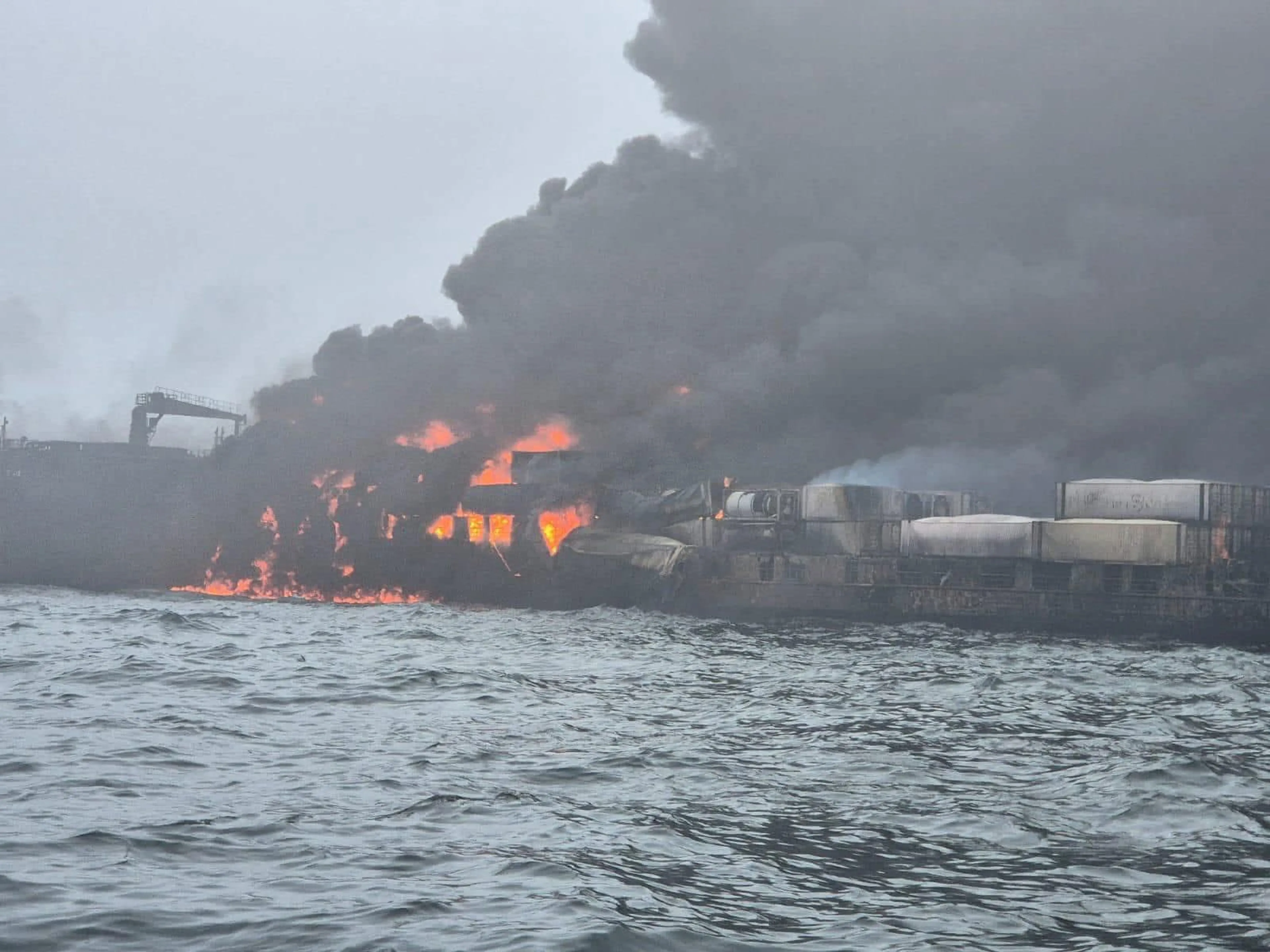 Vlammenzee na aanvaring vrachtschip en olietanker op Noordzee, tientallen gewonden