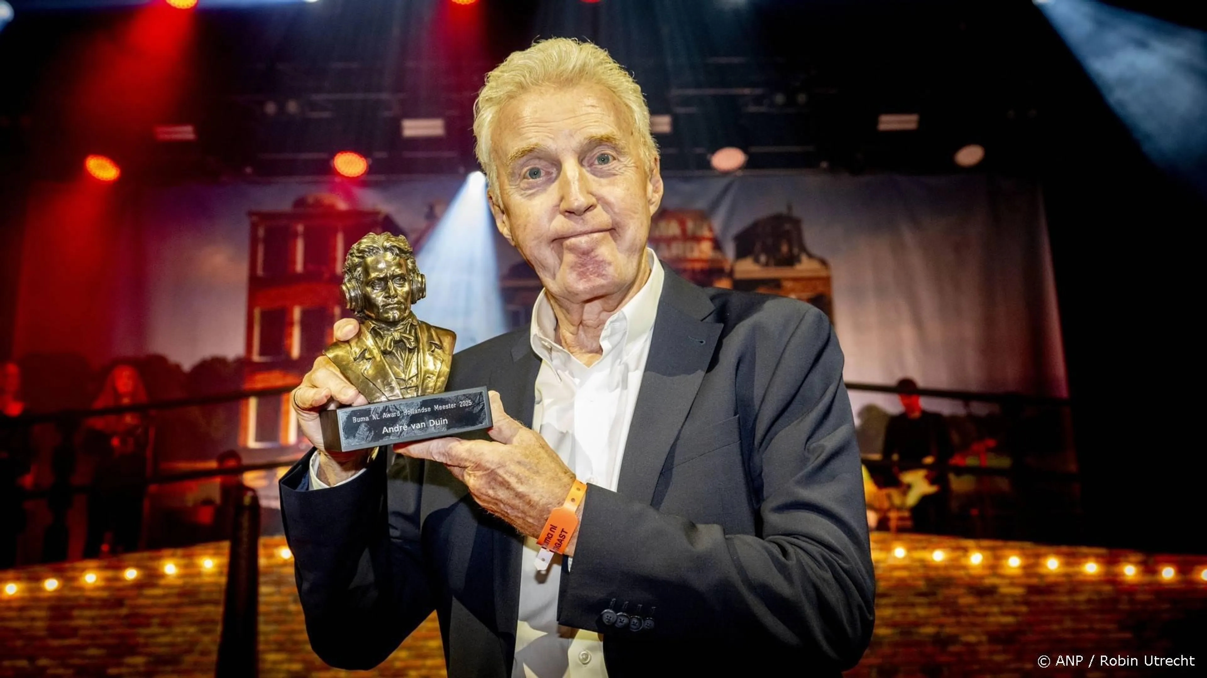 André van Duin neemt oeuvreprijs in ontvangst bij Buma NL Awards