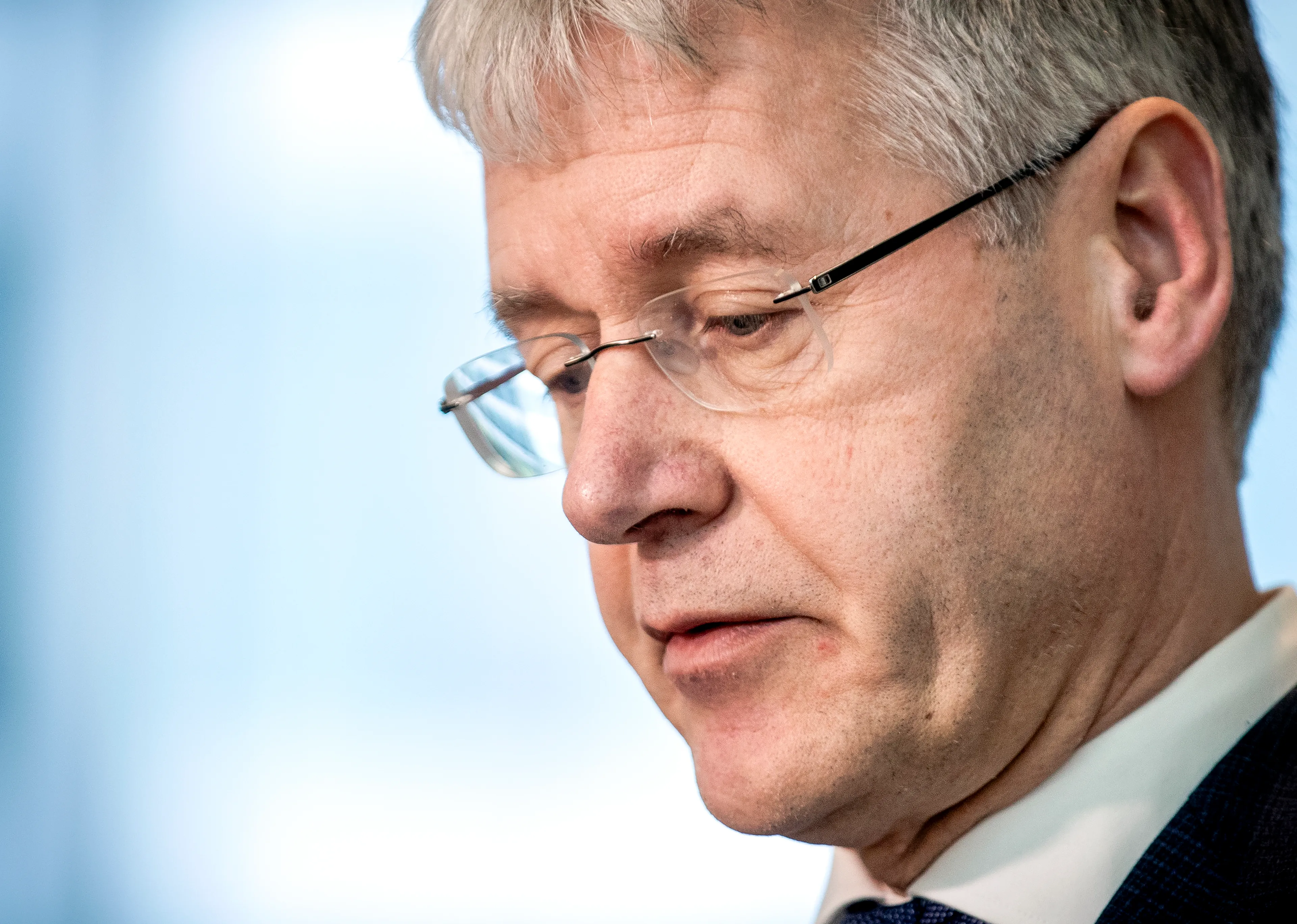 Scholen mogelijk langer dicht, minister Slob wacht RIVM-onderzoek af