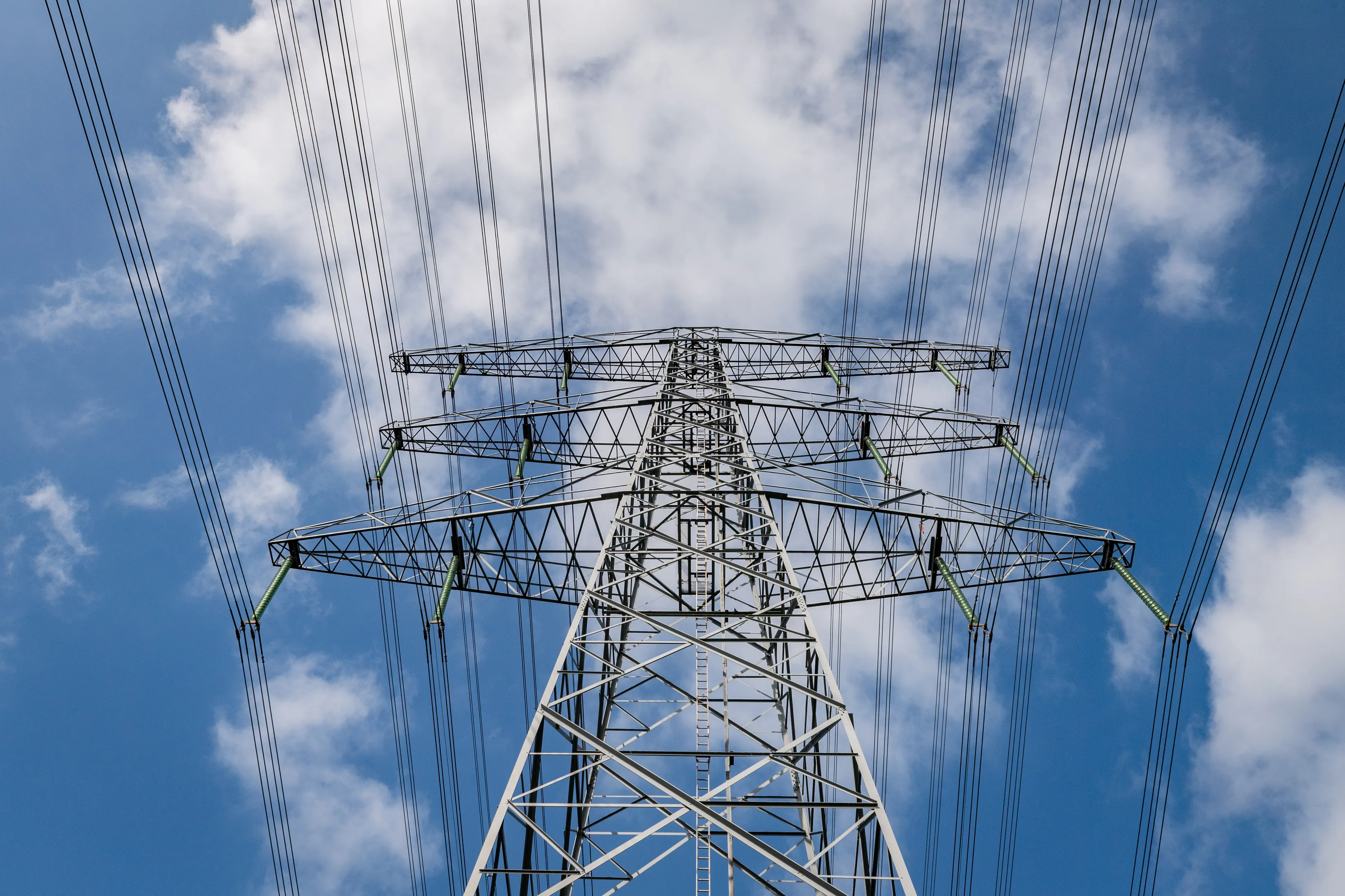 Elektriciteitsnet in steeds meer wijken overbelast, geen nieuwe aansluitingen meer 