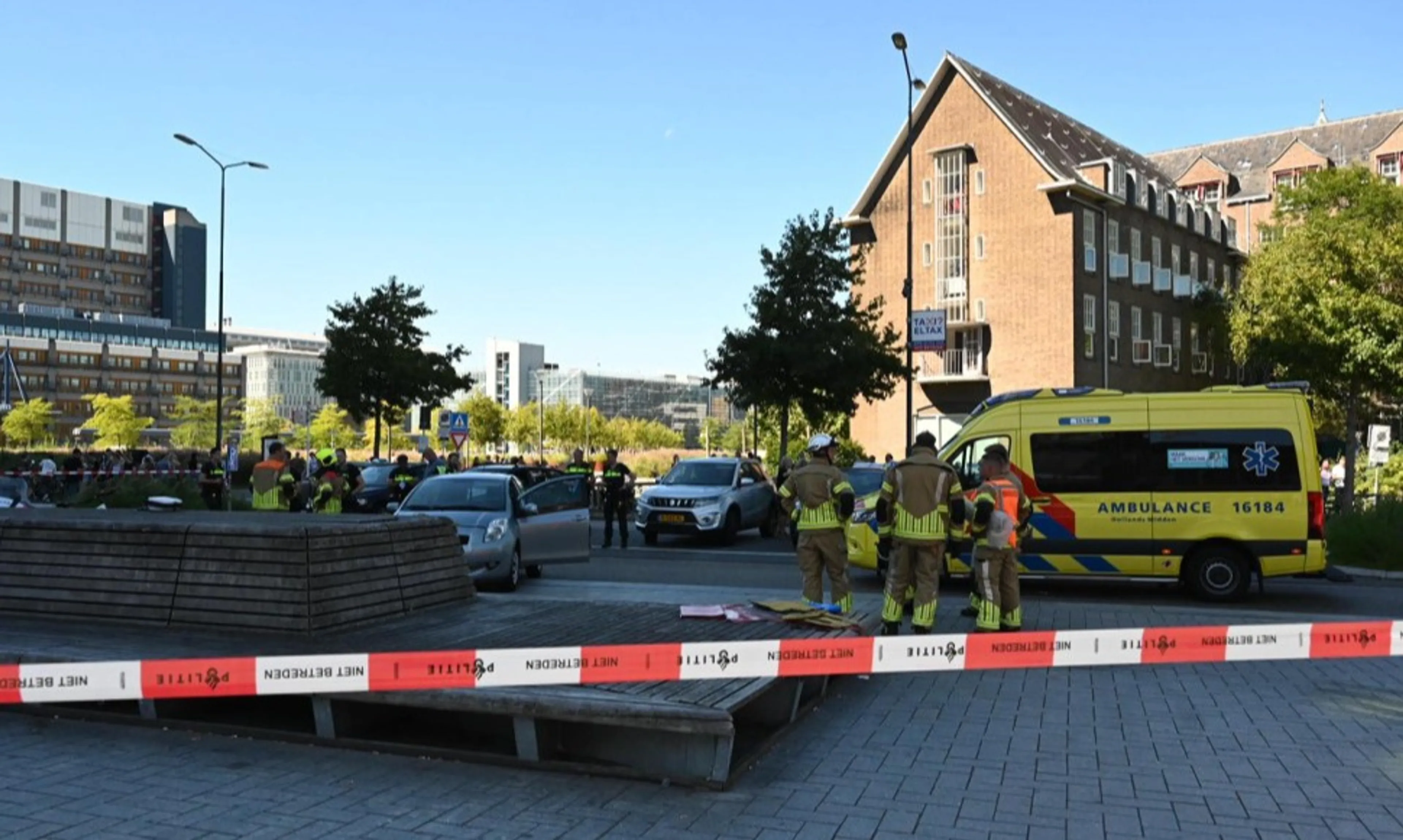 Vrouw (55) op bankje zwaargewond na aanrijding, overlijdt later in ziekenhuis