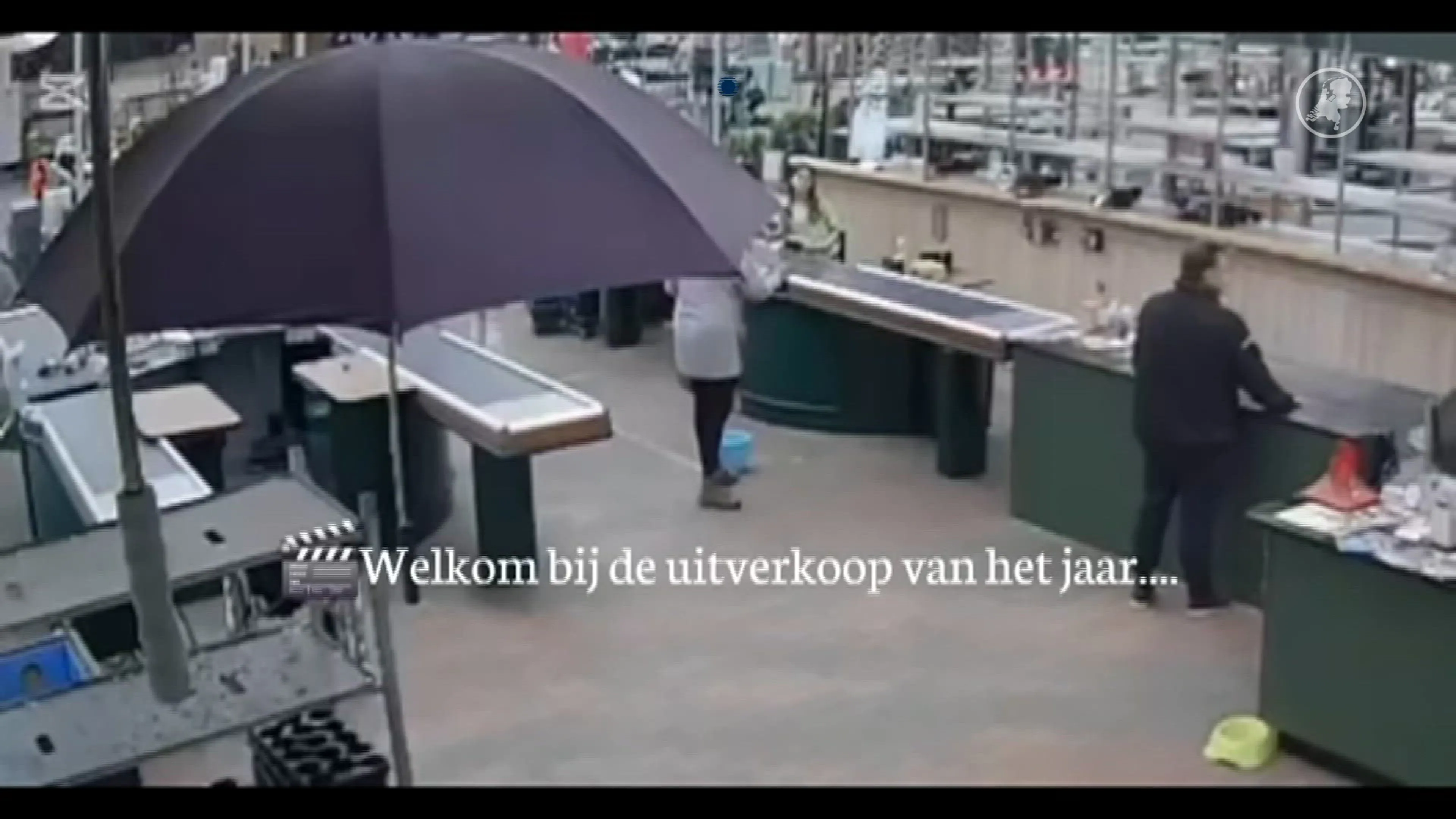 Vrouw plast emmer vol in tuincentrum en gooit 'm leeg