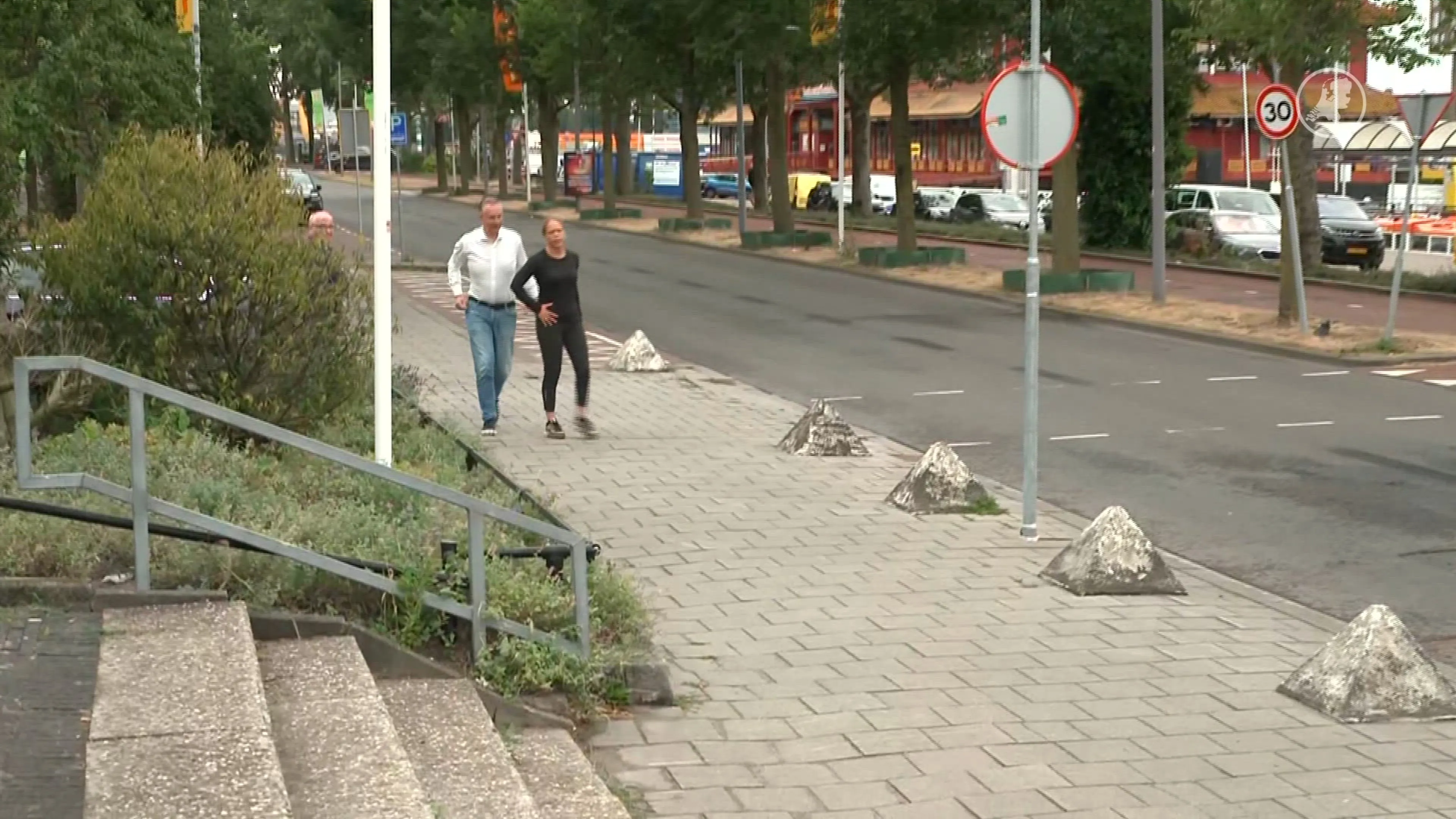 Burgemeester Carola Schouten abseilt van Euromast na verkiezingsbelofte