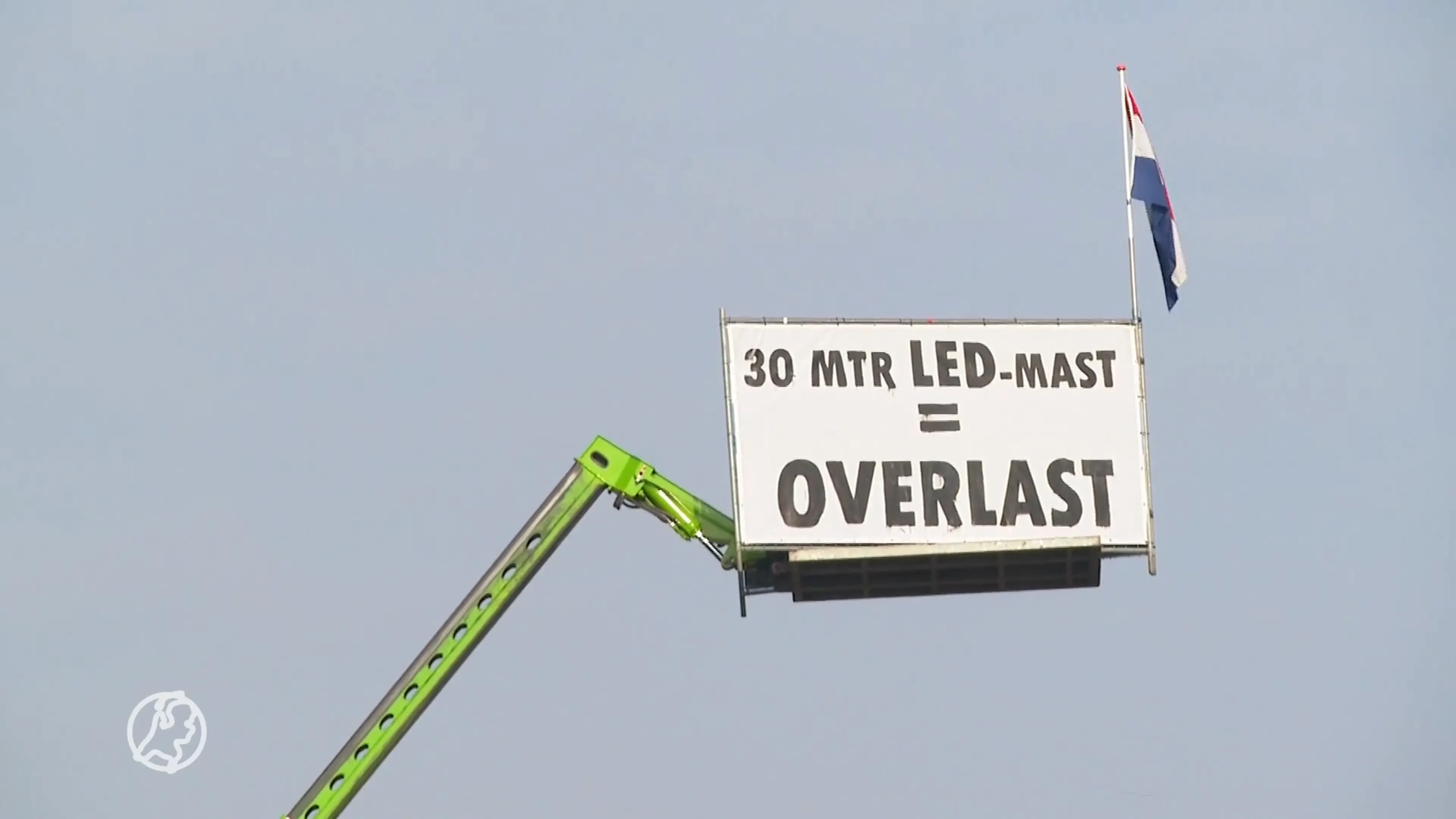 Willem wil met hoogwerker voorkomen dat het nooit meer donker wordt in Eerde
