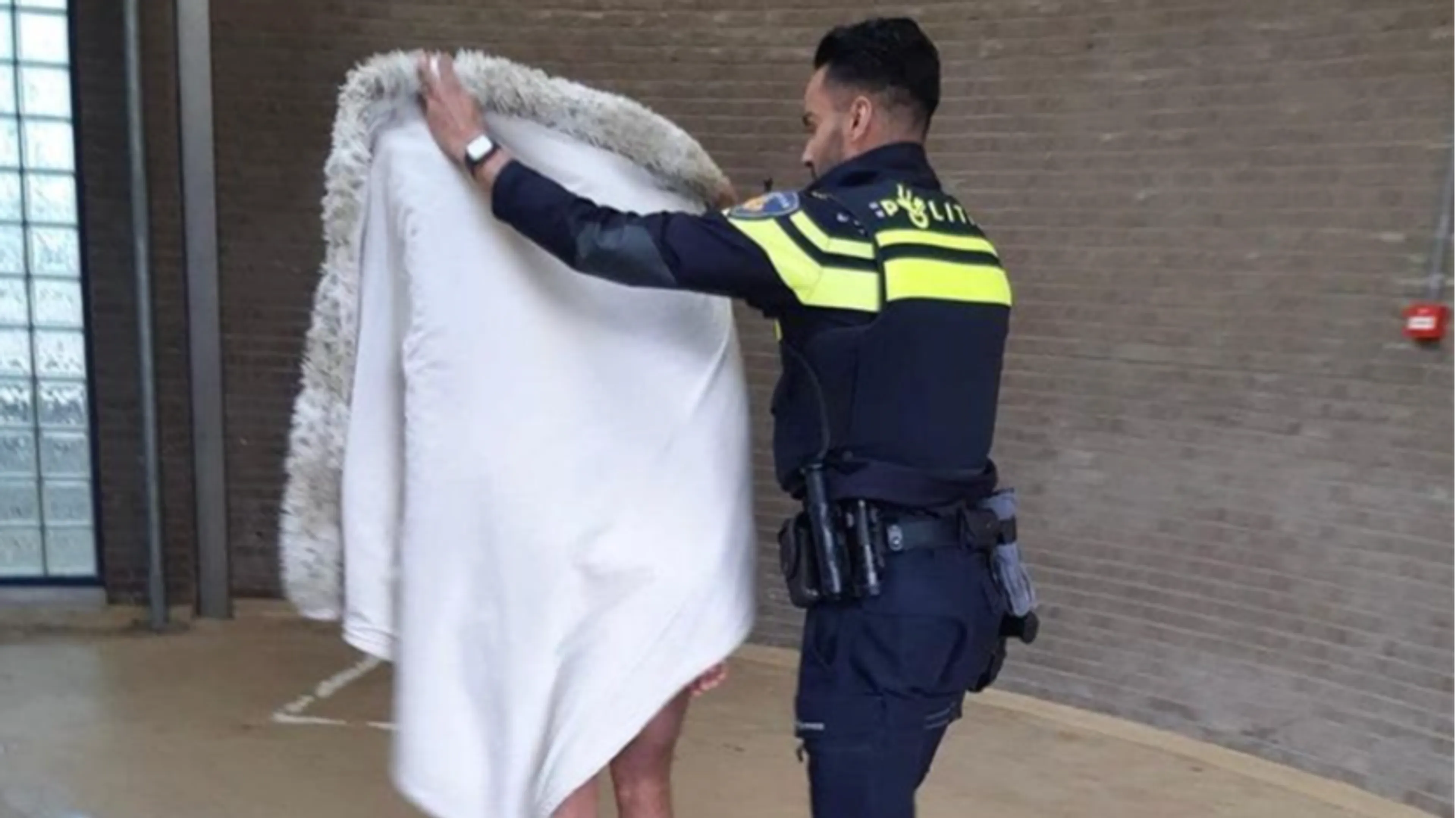 Man in onderbroek verstopt zich in bankstel om honderden dagen celstraf te ontlopen