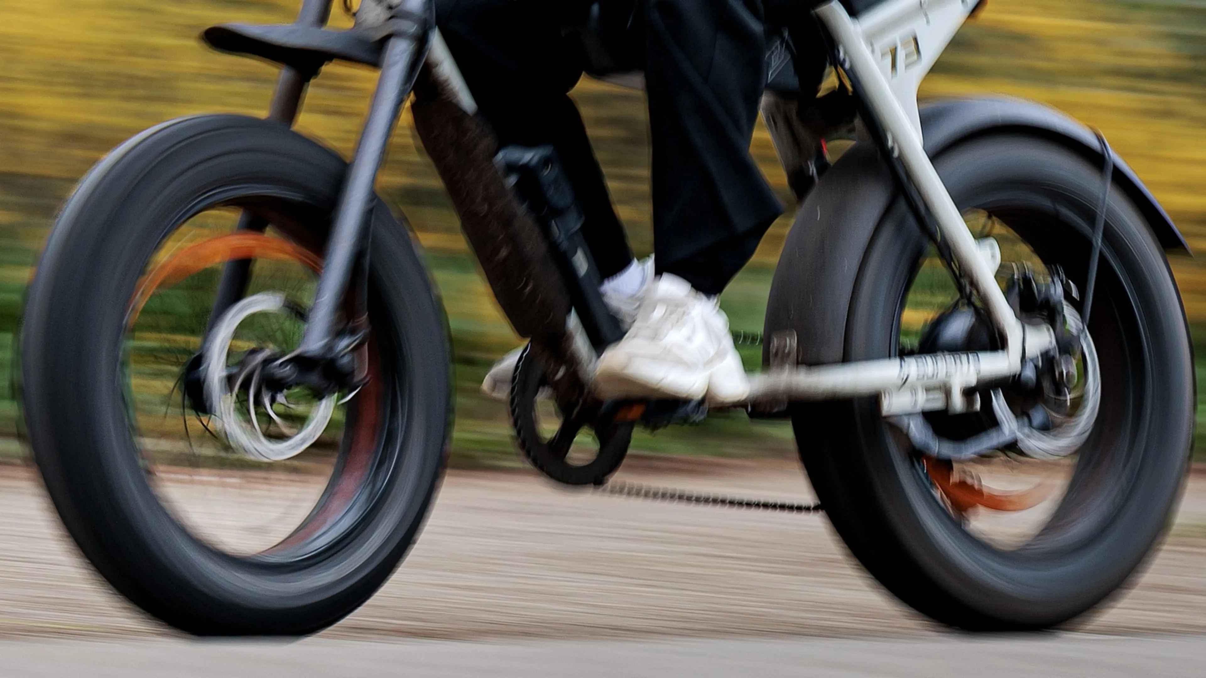 Vrouw tijdens wandeling aangerand door jongen op fatbike