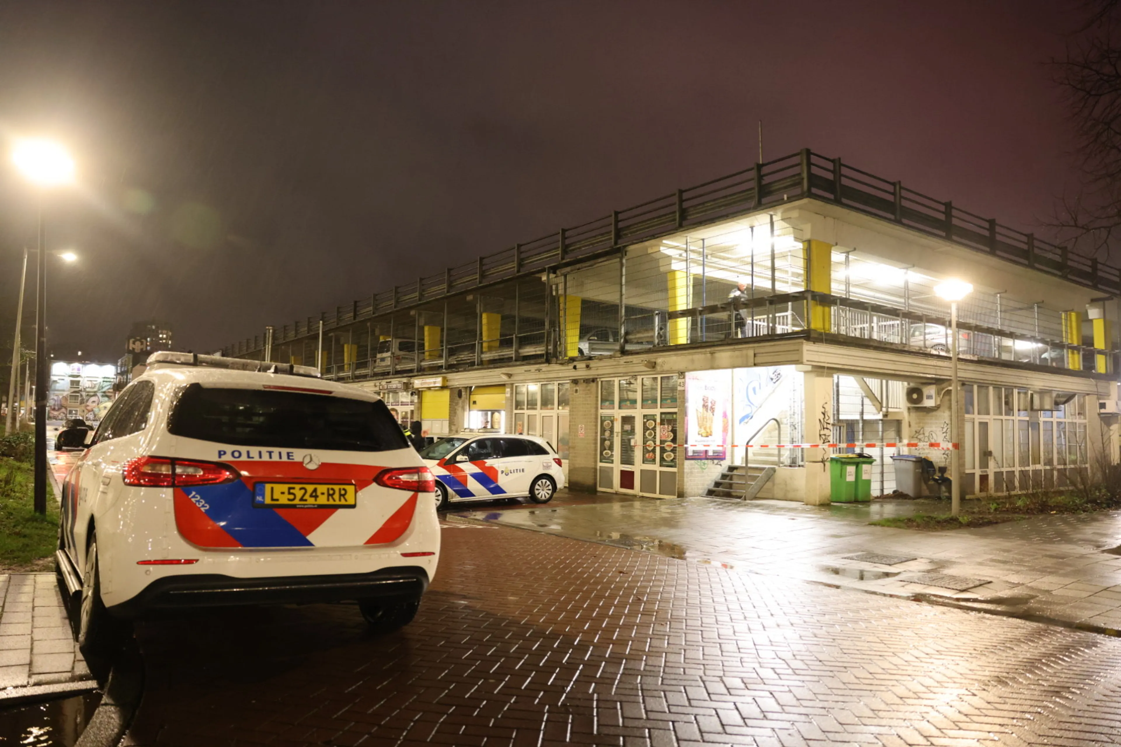 Twintiger gewond bij schietpartij in parkeergarage Amsterdam, verdachte aangehouden