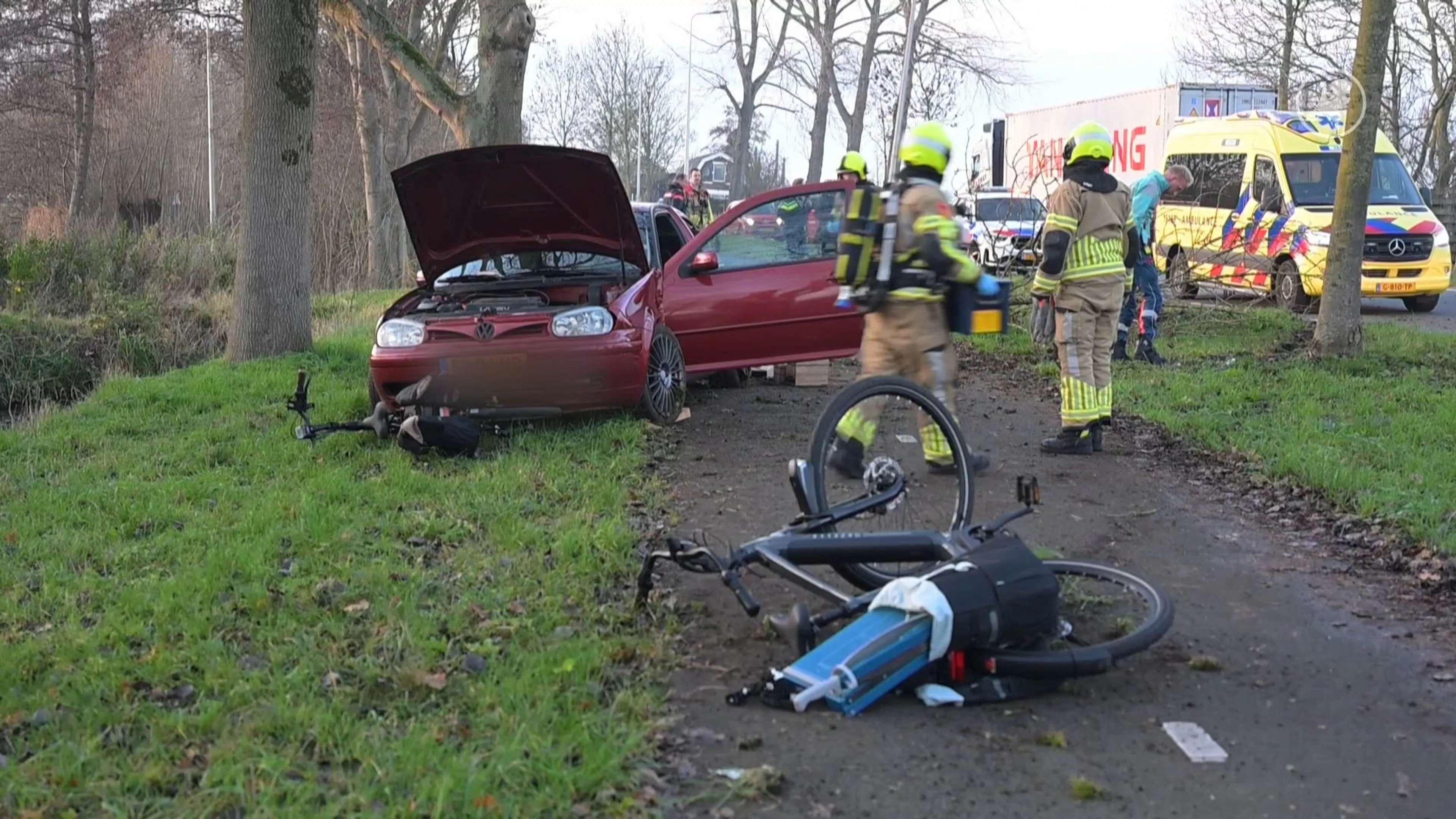 Auto belandt op fietspad bij ongeluk in Zwammerdam