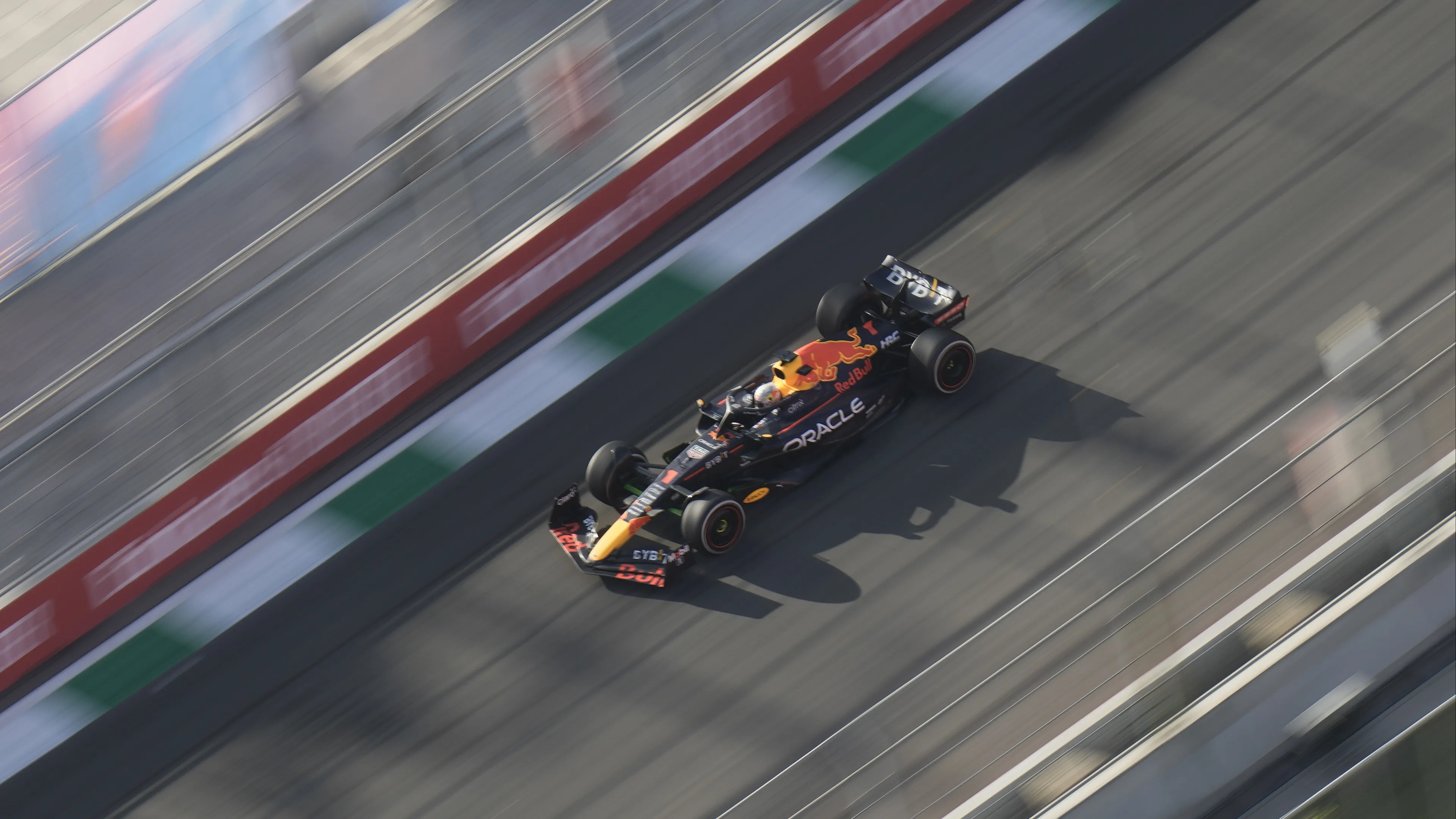 Verstappen als een raket naar tweede trainingstijd in Djedda