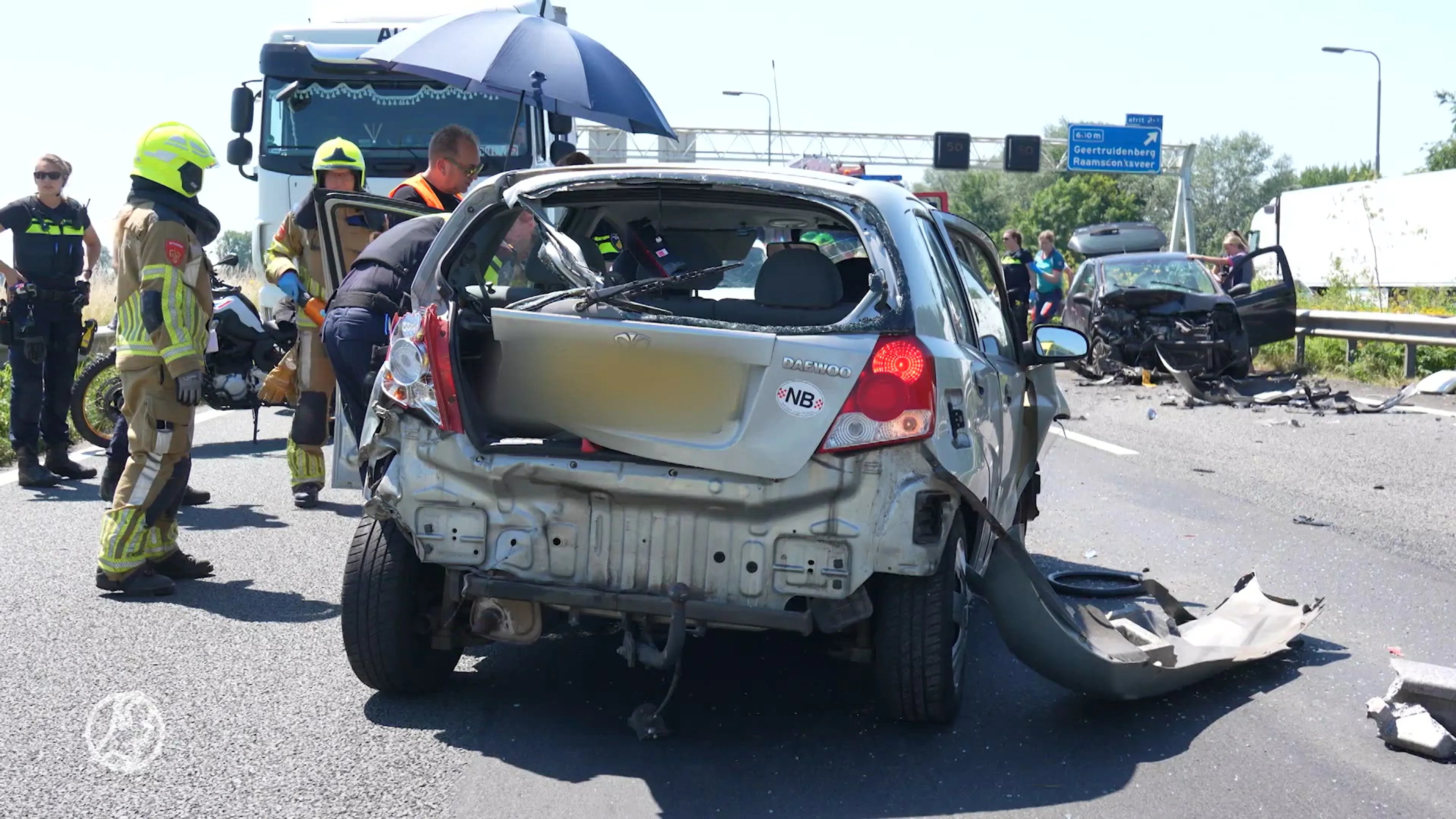 Botsing tussen twee auto's op A27, snelweg richting Gorinchem dicht