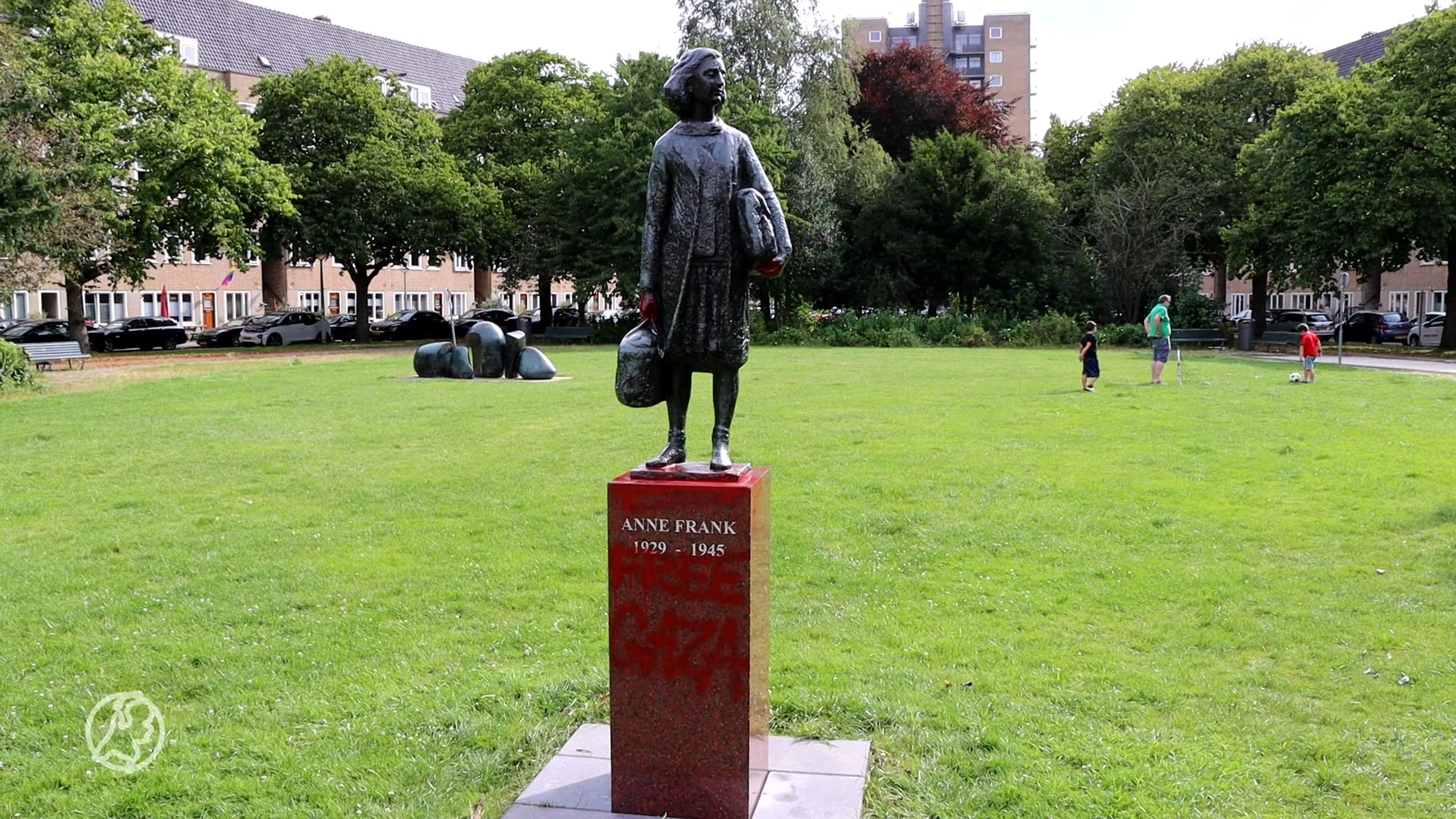 Standbeeld Anne Frank beklad