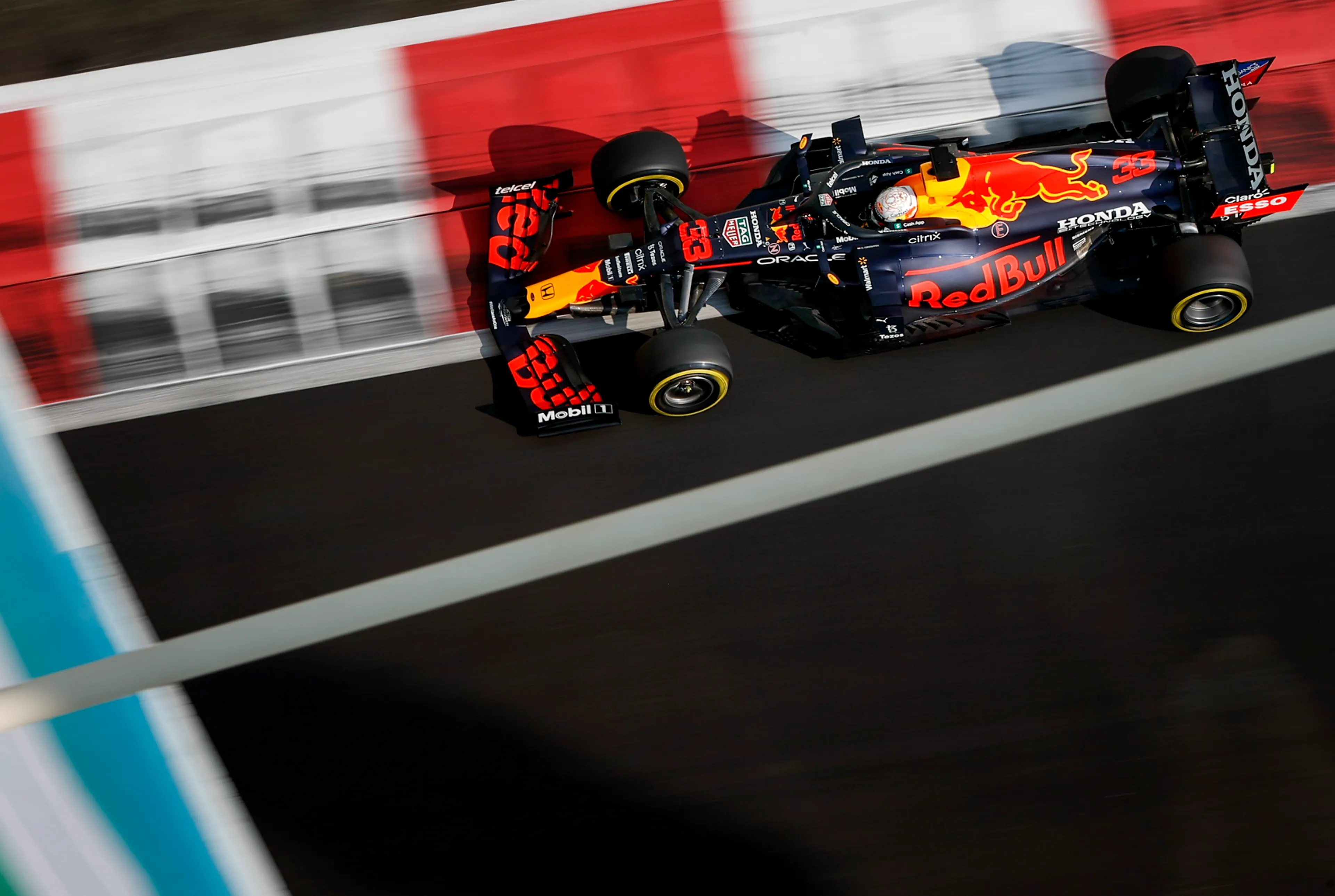 Verstappen flikt het: poleposition bij allesbeslissende race in Abu Dhabi