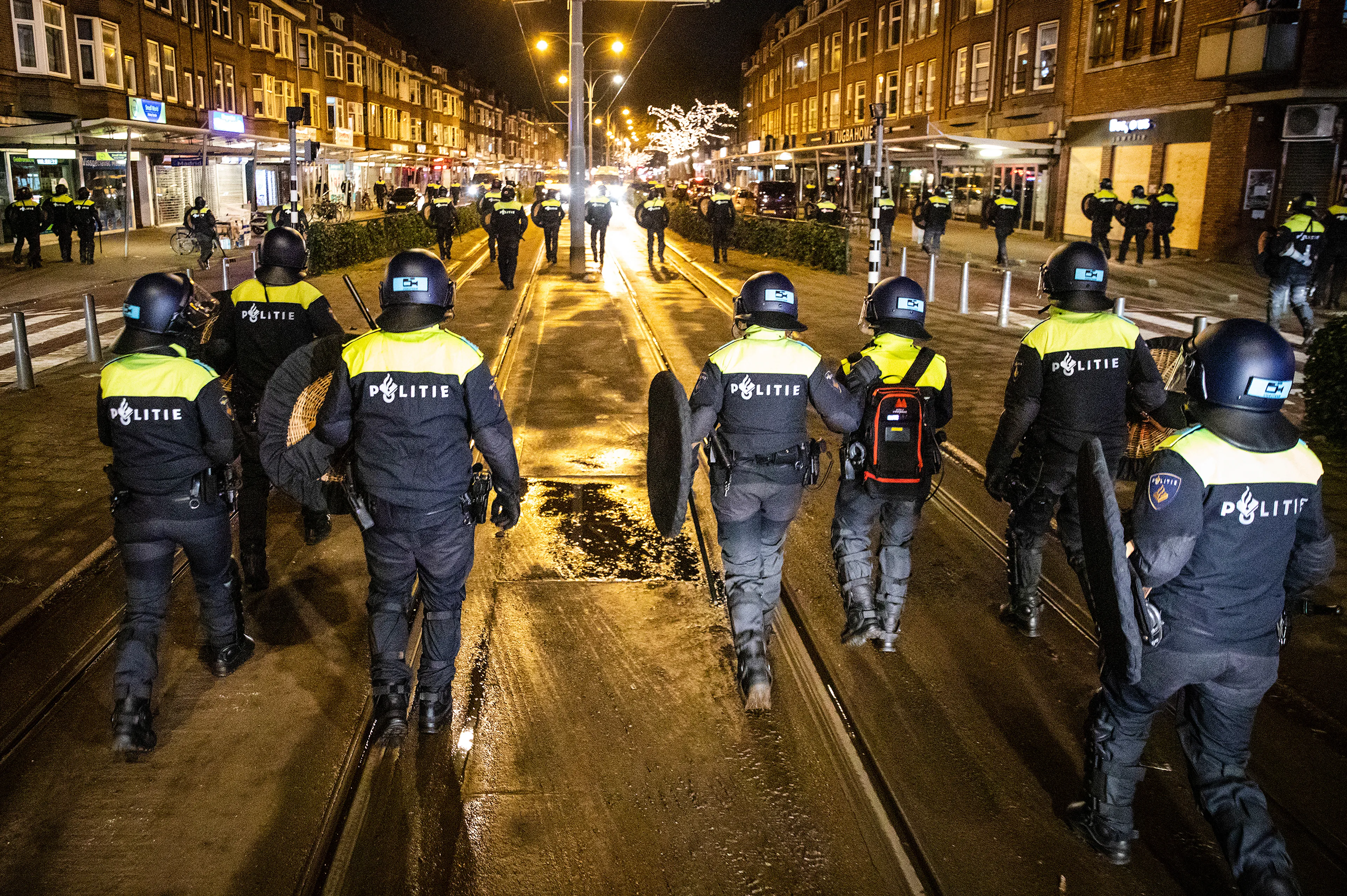 Jongens van 19 en 12 jaar aangehouden voor rellen Rotterdam