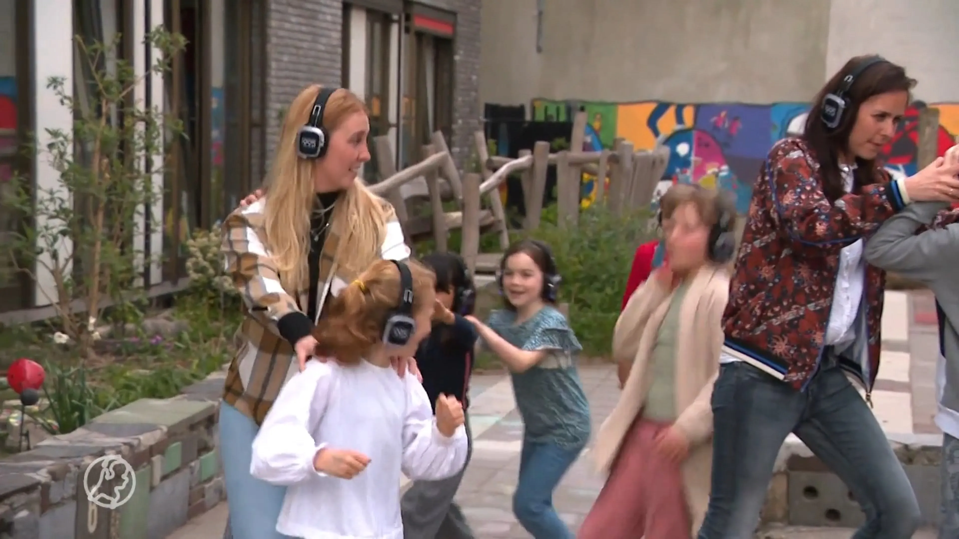 BSO's zijn weer open, in Den Haag kregen de kinderen een disco als welkom
