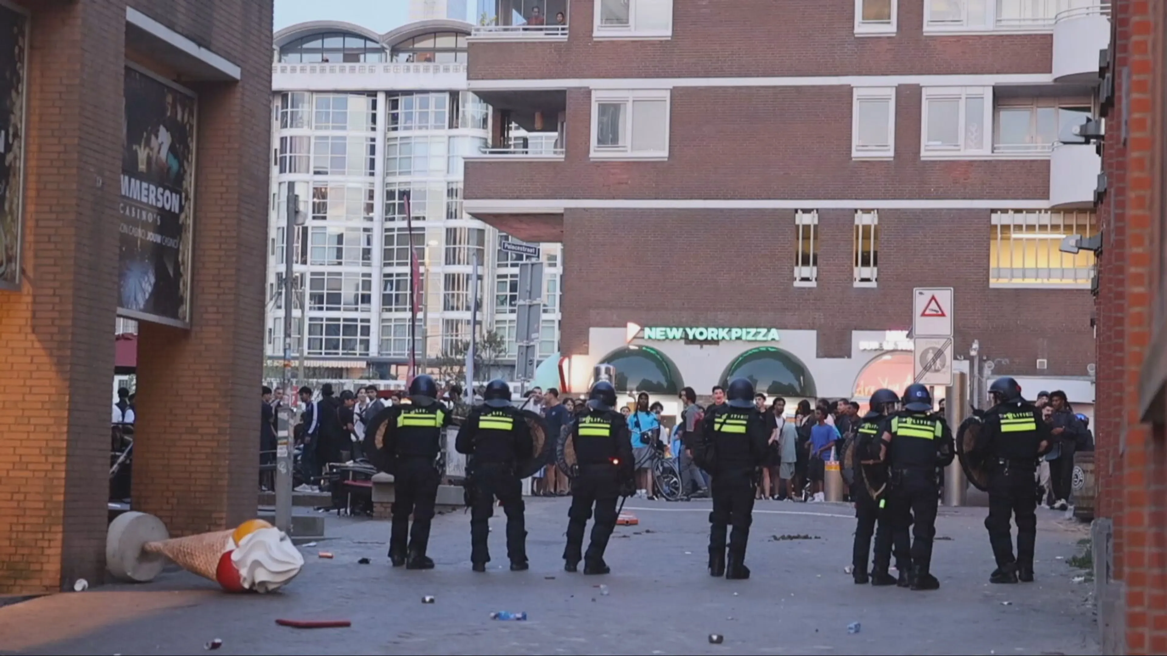Werkstraffen voor drie minderjarigen om heftige rellen Scheveningen, jongste is 14 jaar