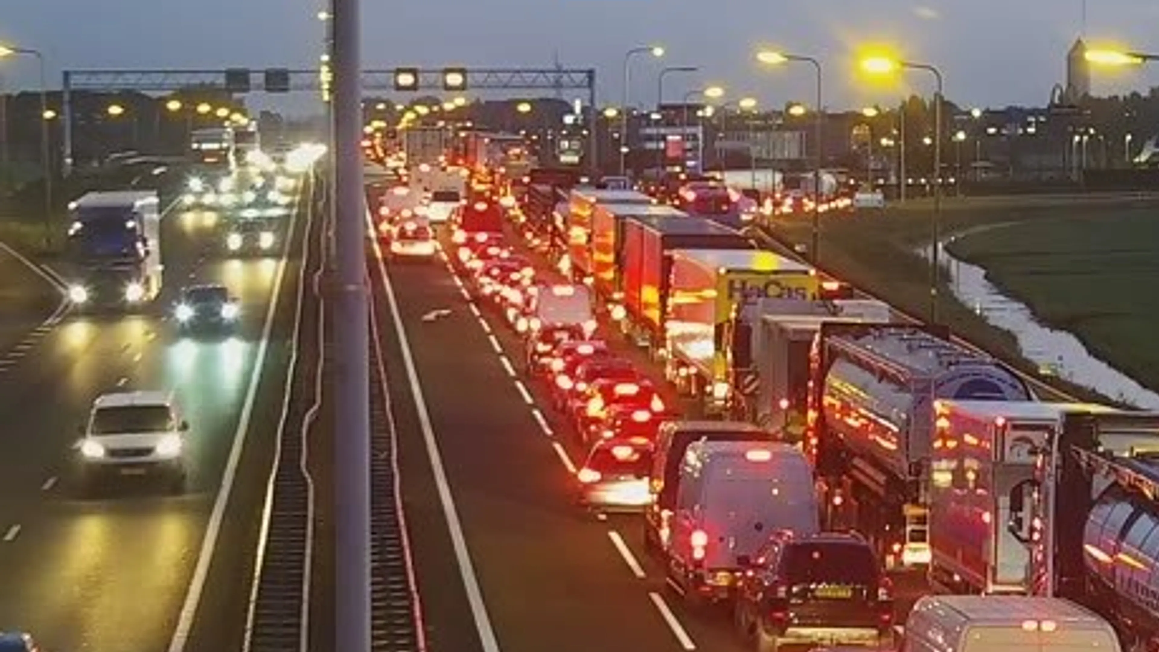 Grote verkeersdrukte op wegen in aanloop naar Pinksteren