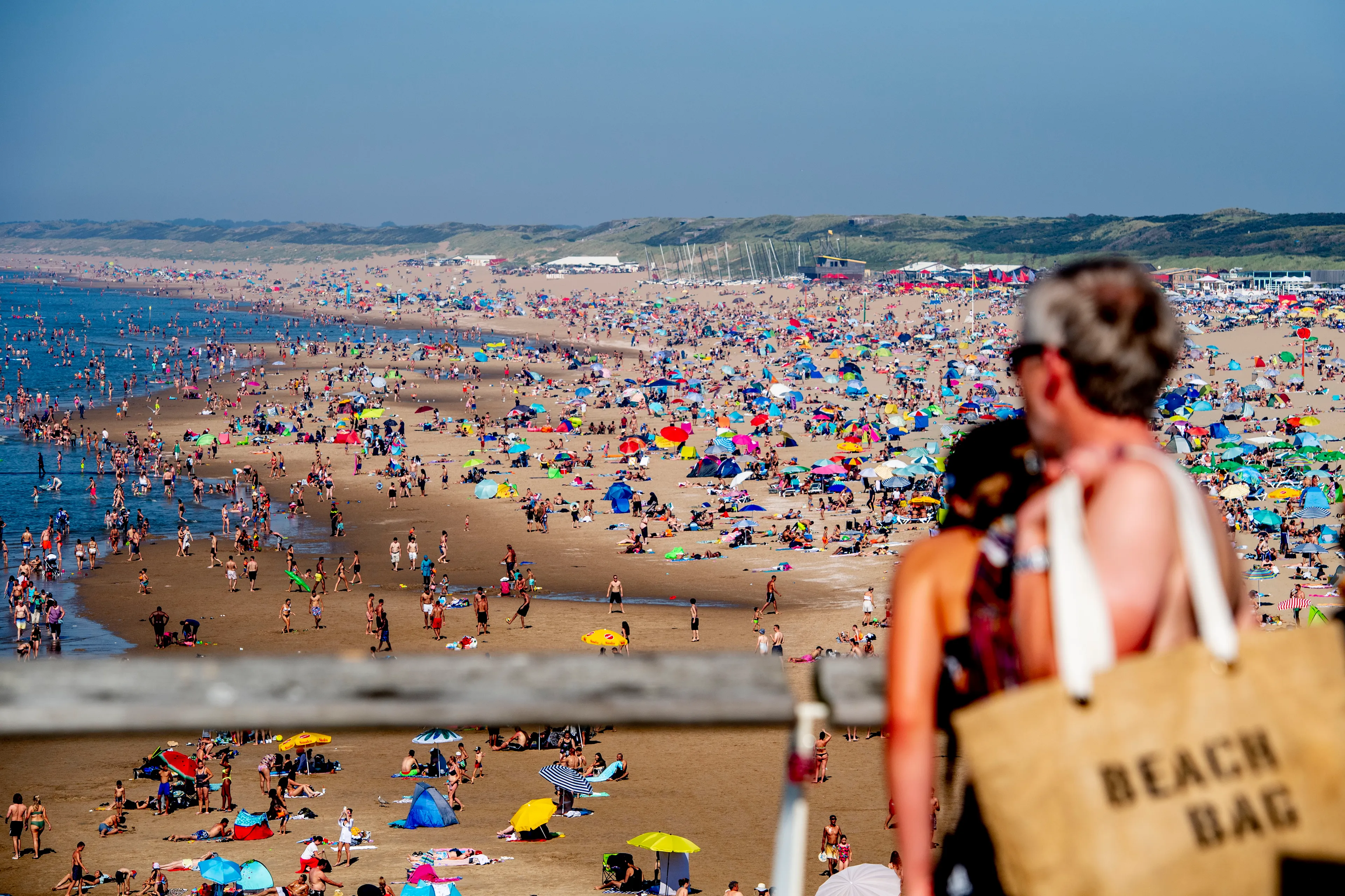 Politie slingert wildkampeerders bij strand Scheveningen op de bon
