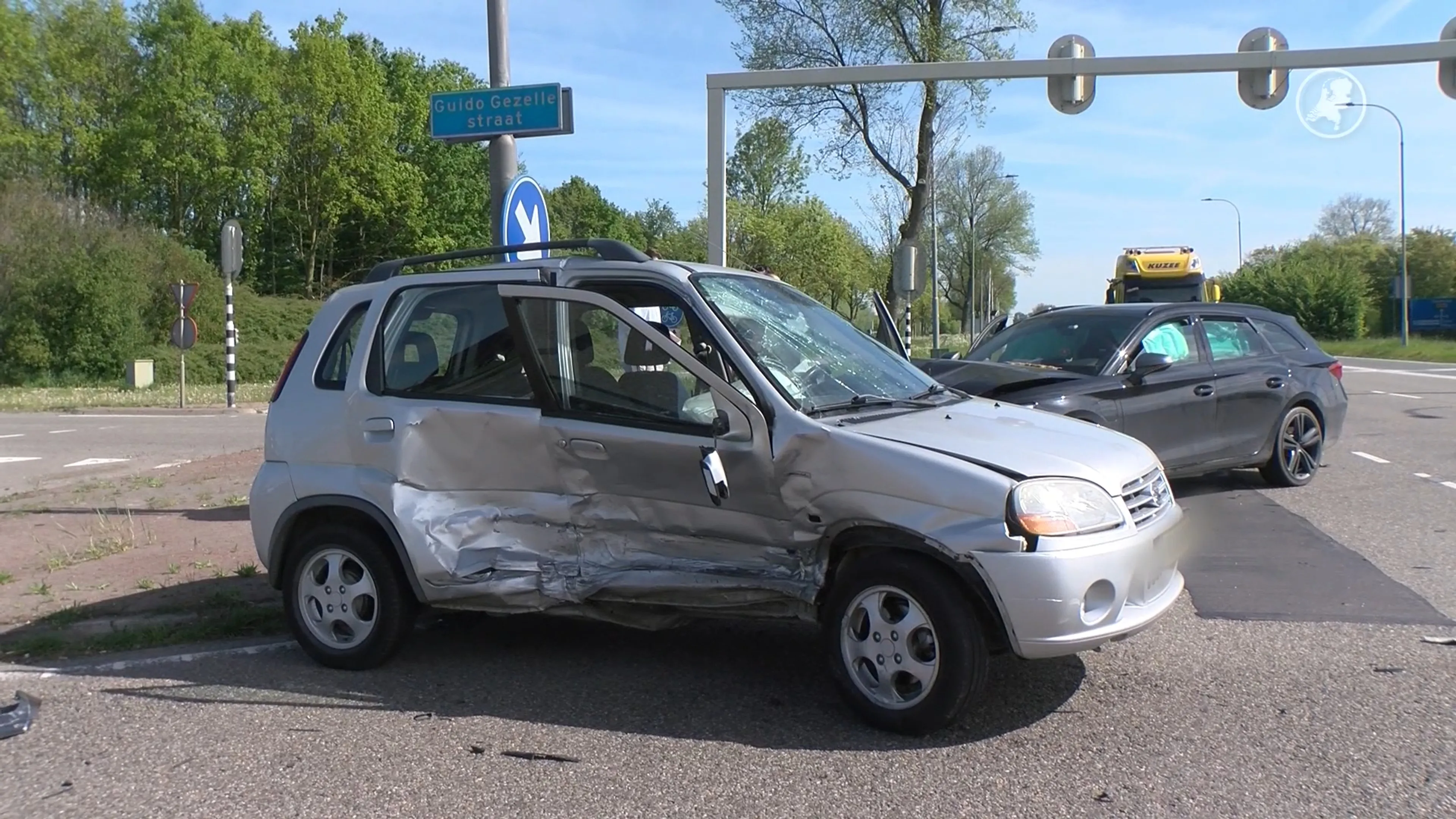 Man (84) wordt onwel in auto, veroorzaakt ongeluk en overlijdt 