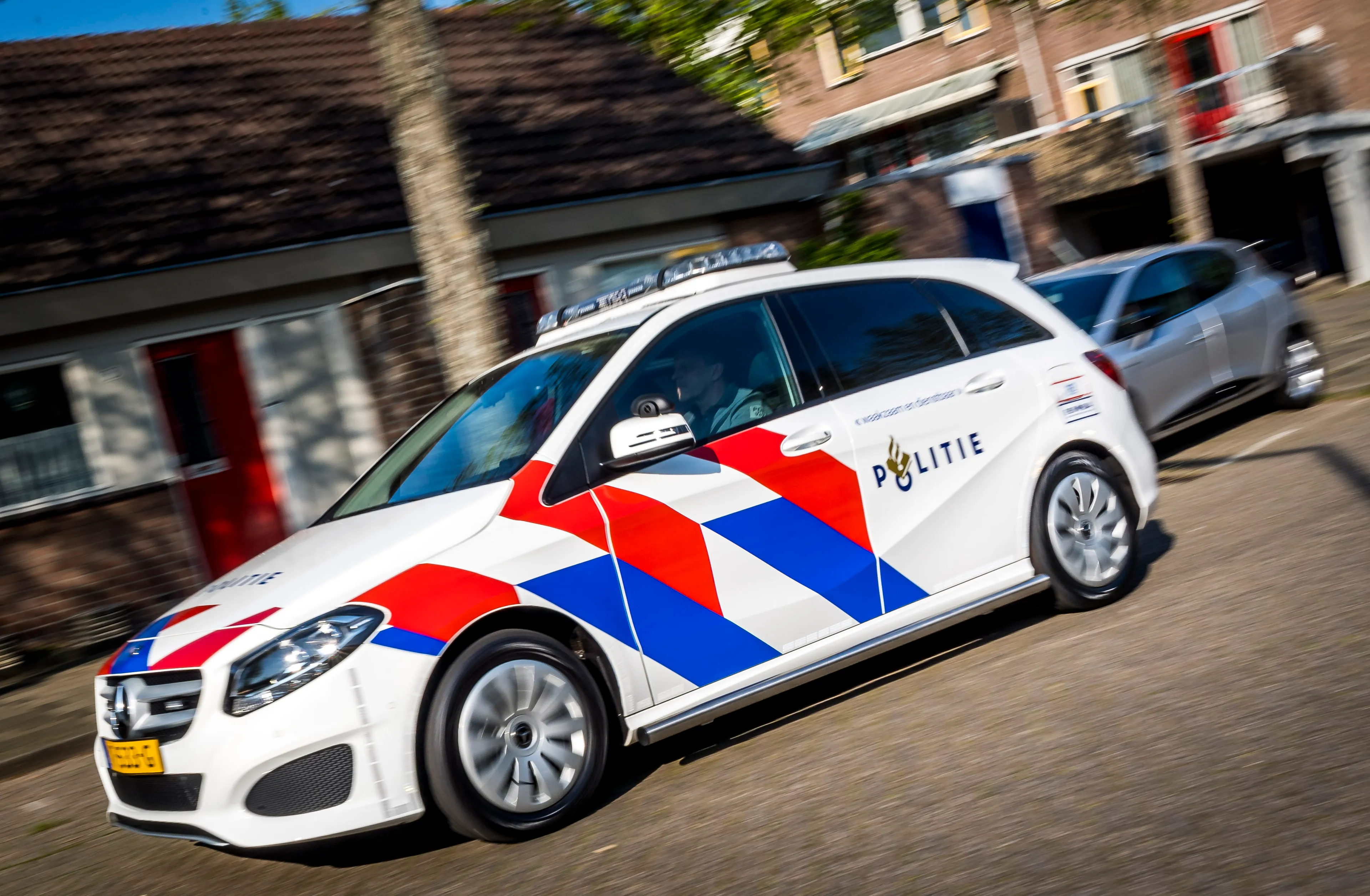 Dronken automobilist ramt auto's en mist maar net vrouw en kinderen