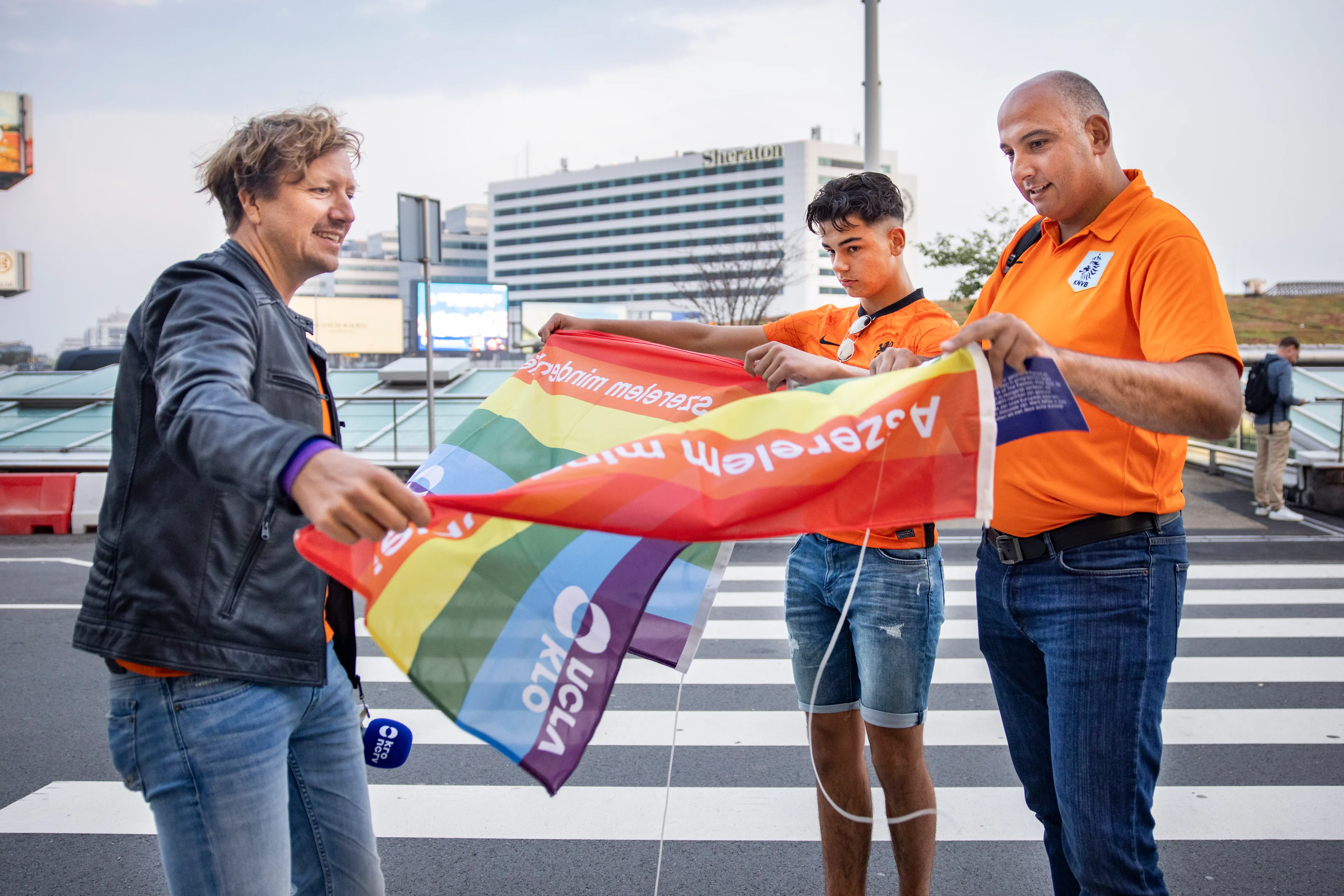 Oranjefans die naar Boedapest vliegen krijgen regenboogvlag
