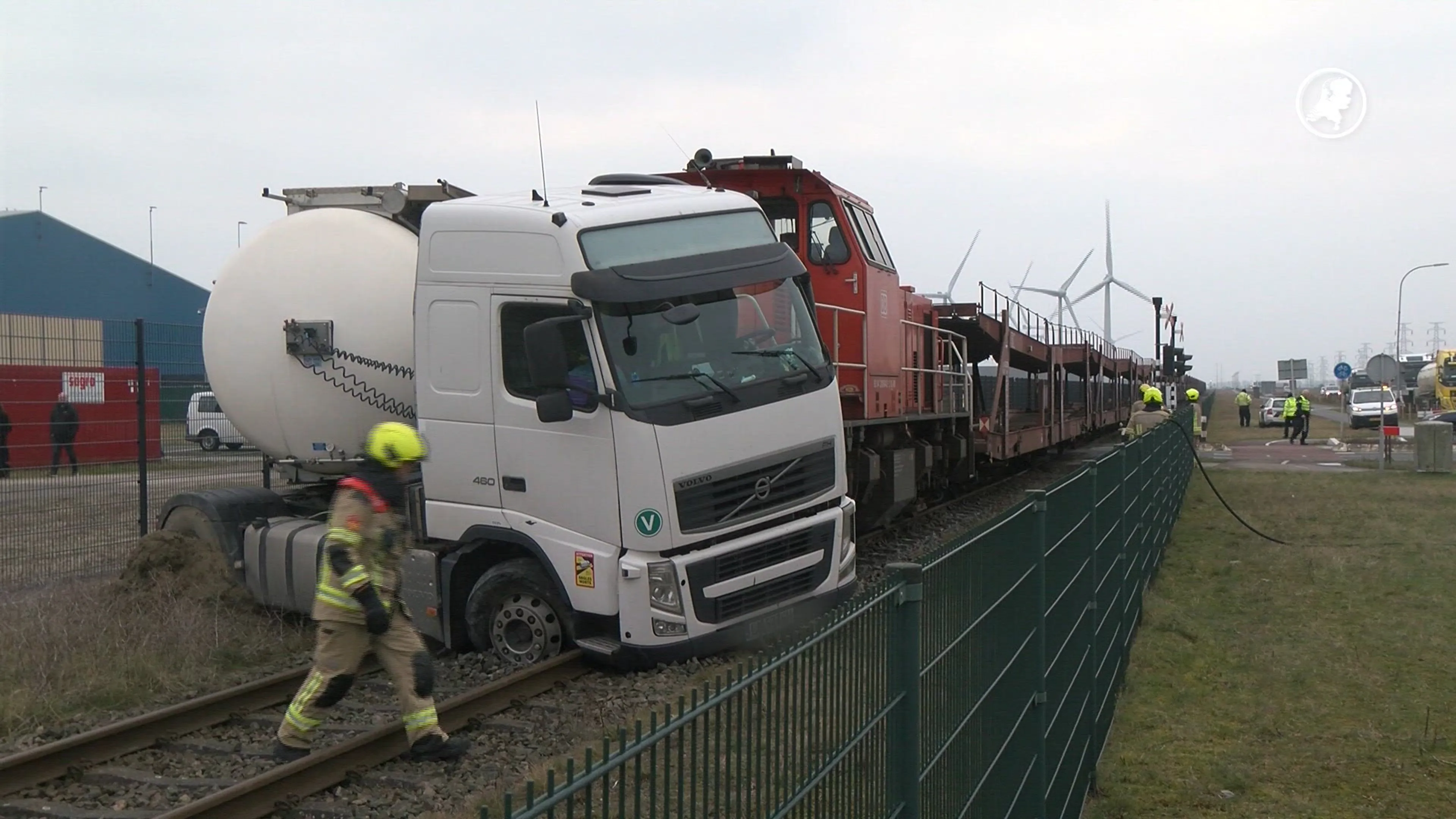 Goederentrein botst bij Vlissingen op vrachtwagen, chauffeur gewond