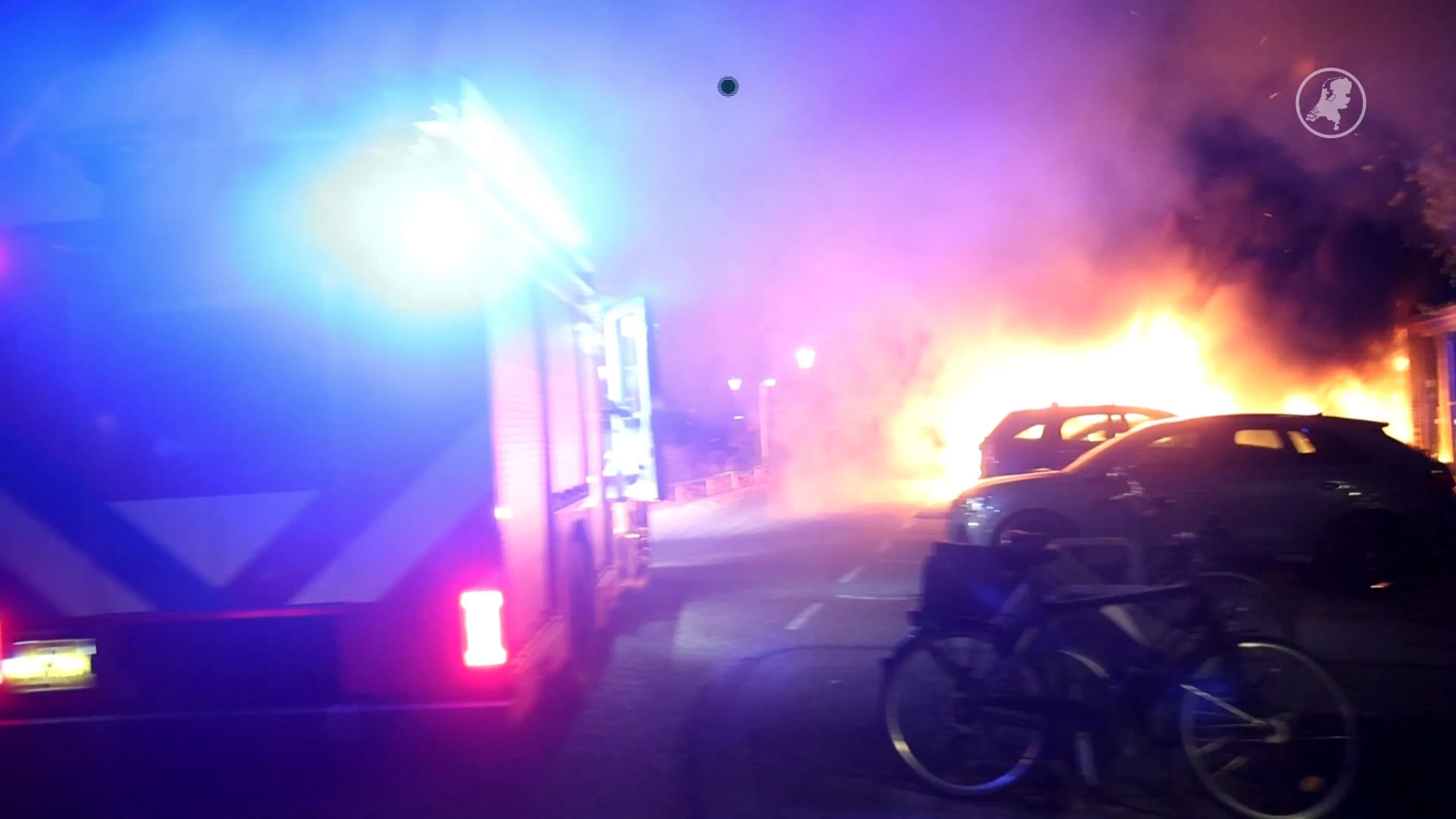Brand slaat over op woning: moeder en kind vluchten huis uit