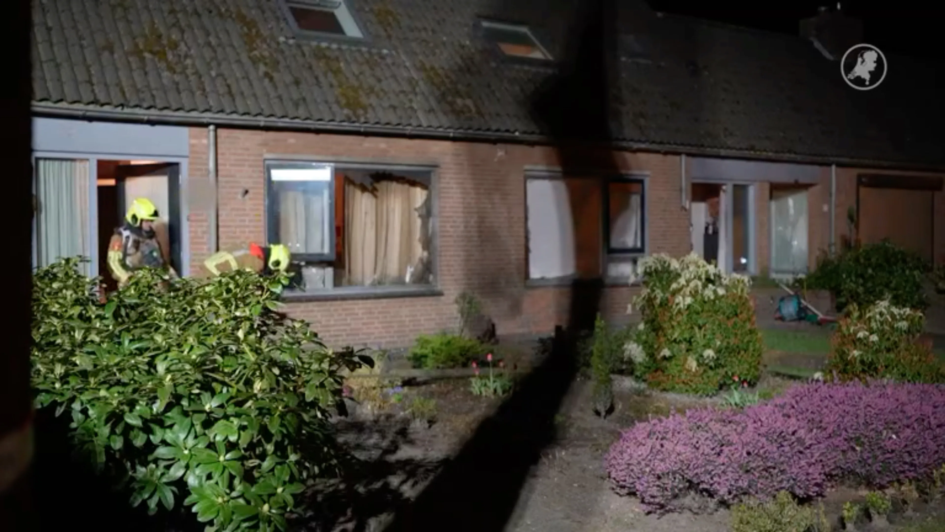 'Ravage door explosie: ramen kapot en gordijnen in brand bij moeder en buurman (89)'