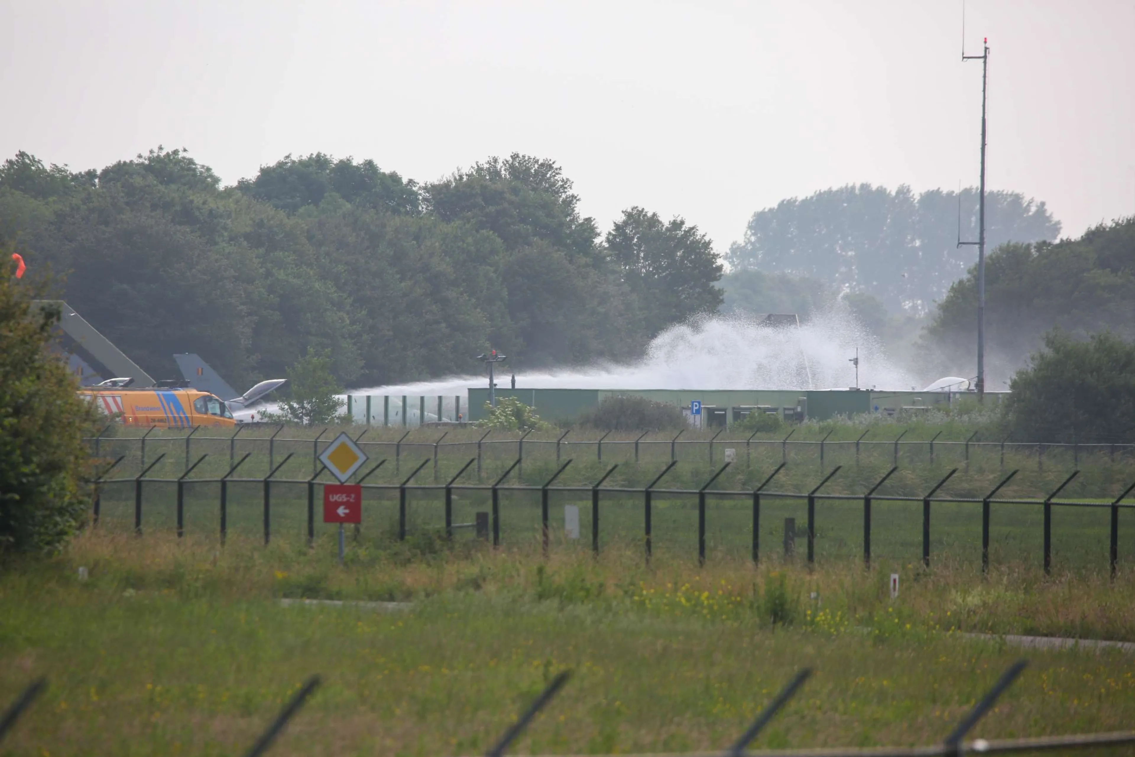 Belgische F-16 rijdt in gebouw op vliegbasis Leeuwarden, piloot gebruik schietstoel