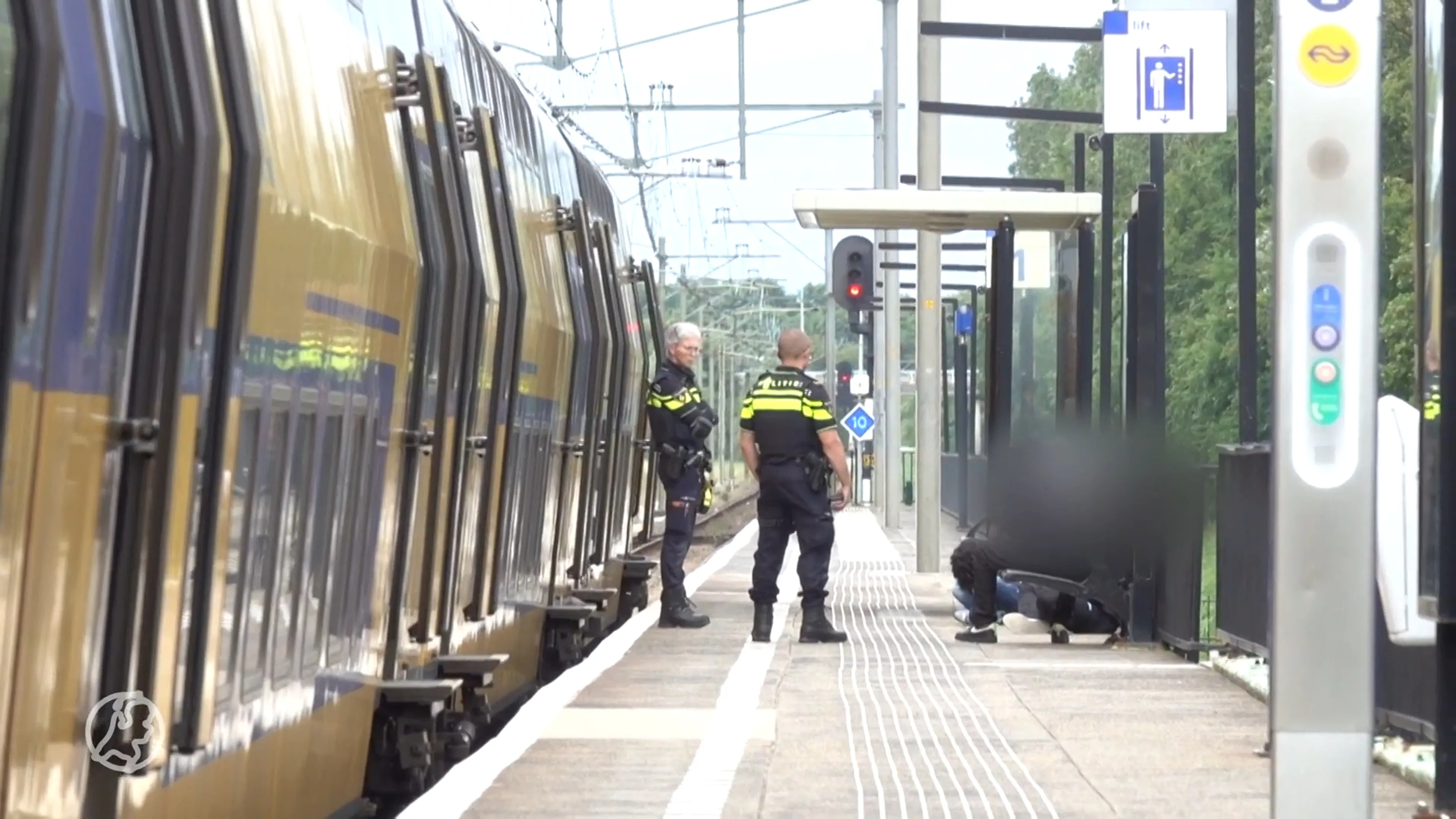 Man mishandeld door groep jongeren op station Den Helder