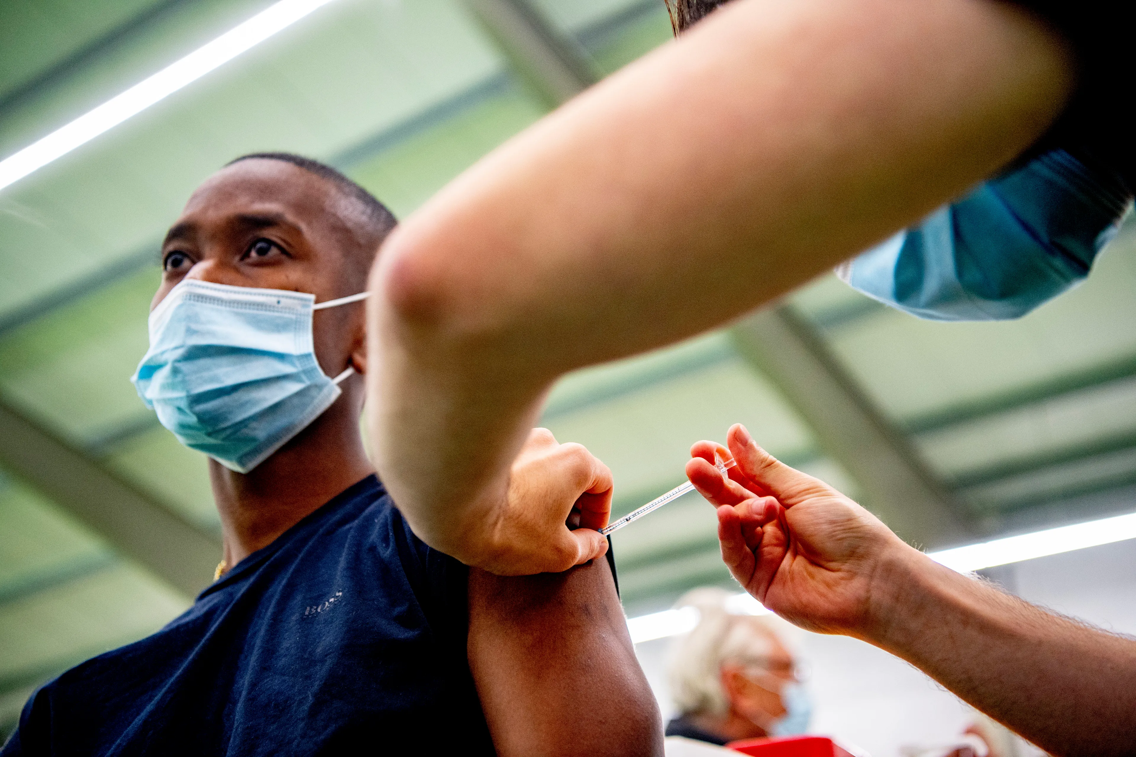 Specialist gezondheidsrecht: wees terughoudend met boostervaccin