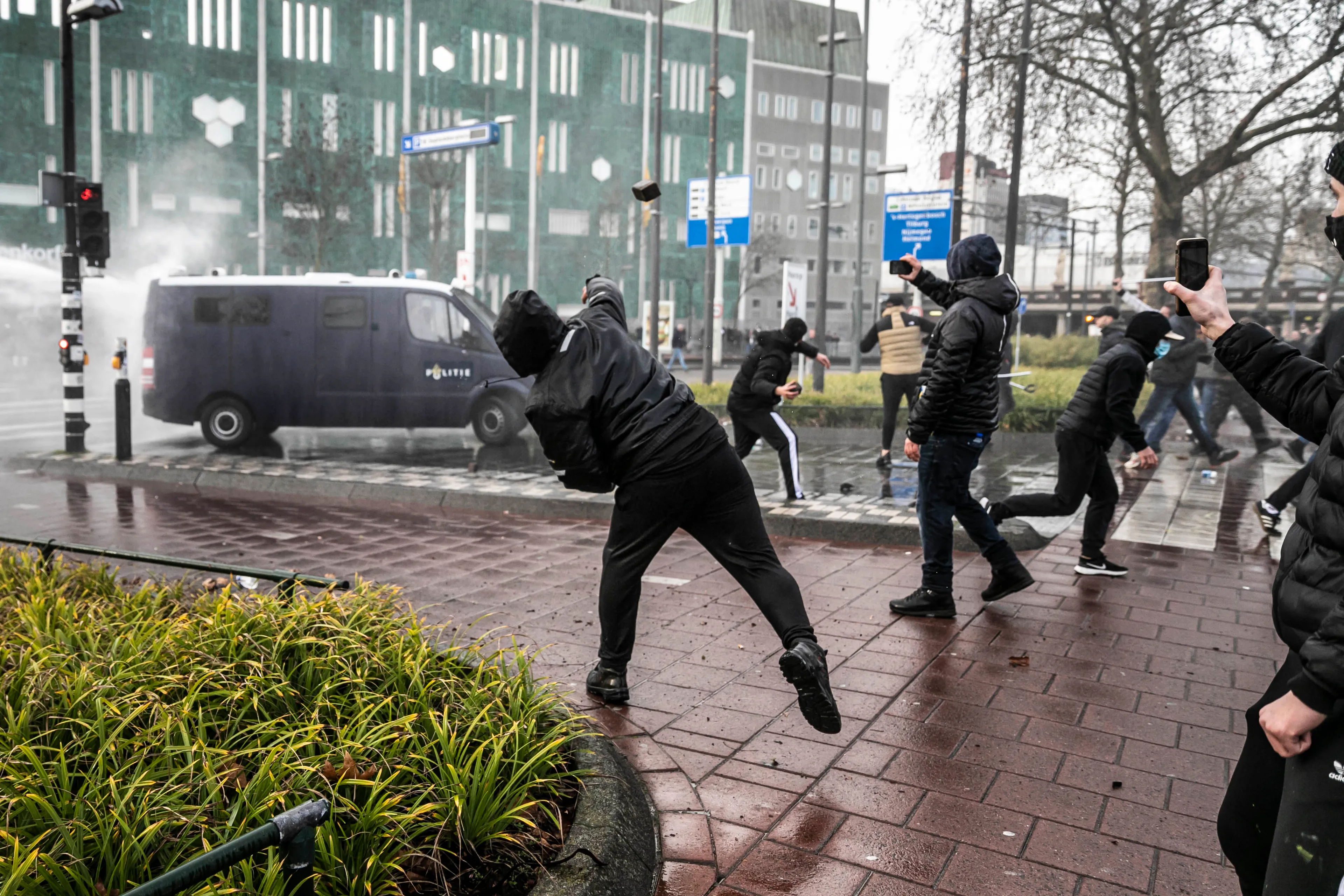Relschopper (24) krijgt zes maanden cel voor stenen gooien in Eindhoven