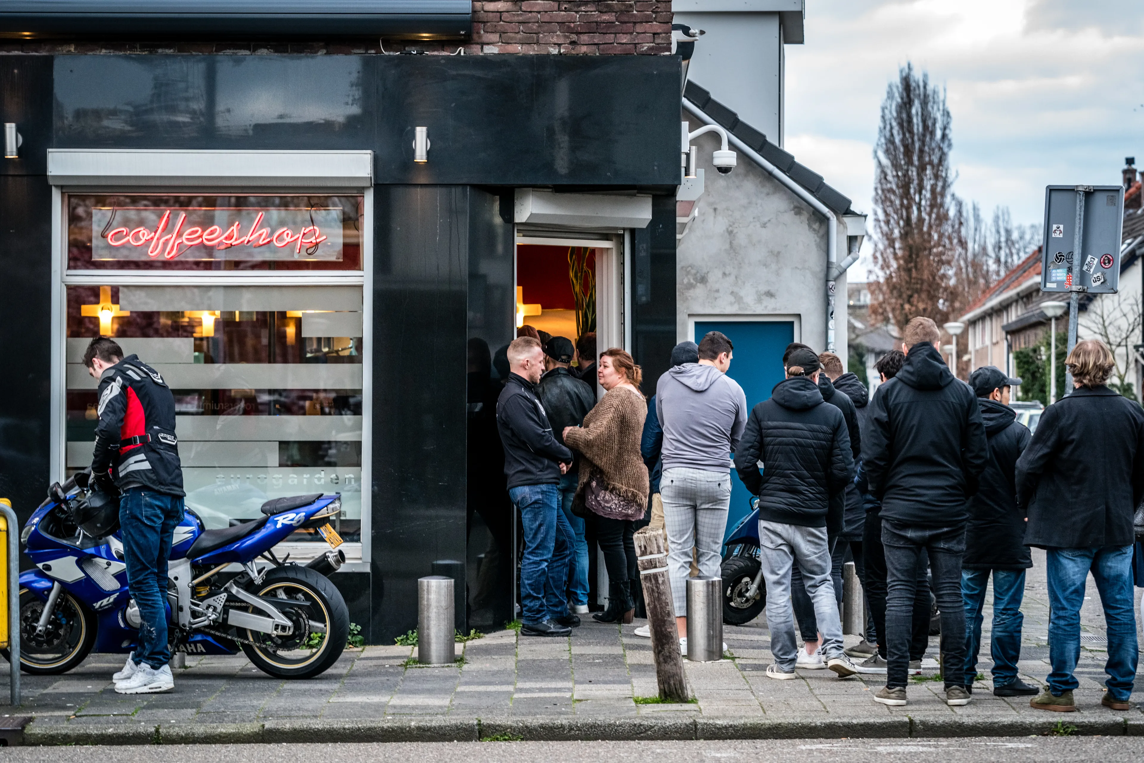 Lange rijen voor coffeeshops in aanloop naar landelijke sluiting