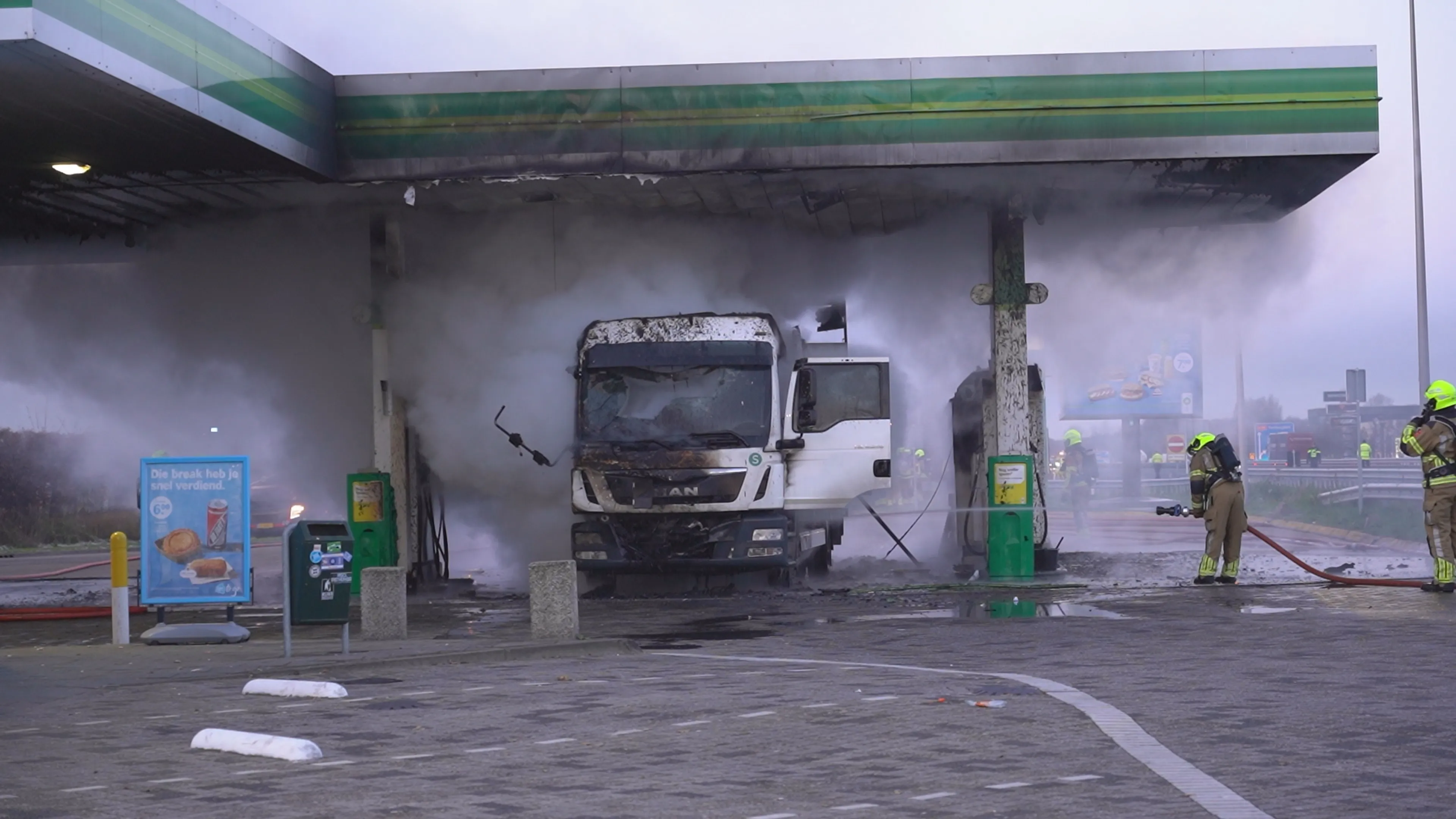 Vrachtwagen vliegt onder luifel van tankstation langs A59 in brand