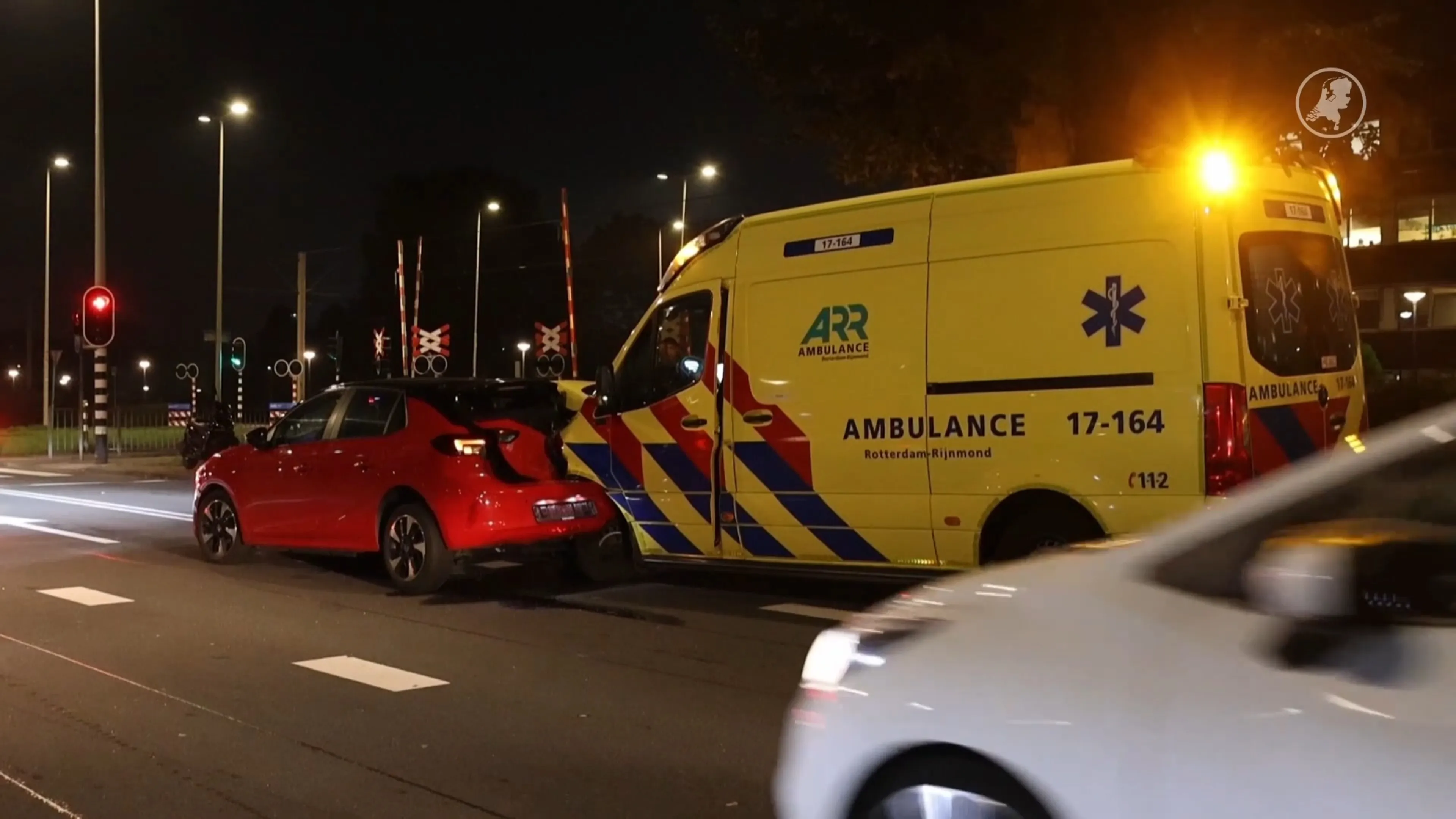 Aanrijding met ambulance tijdens spoedrit, voertuigen zwaar beschadigd