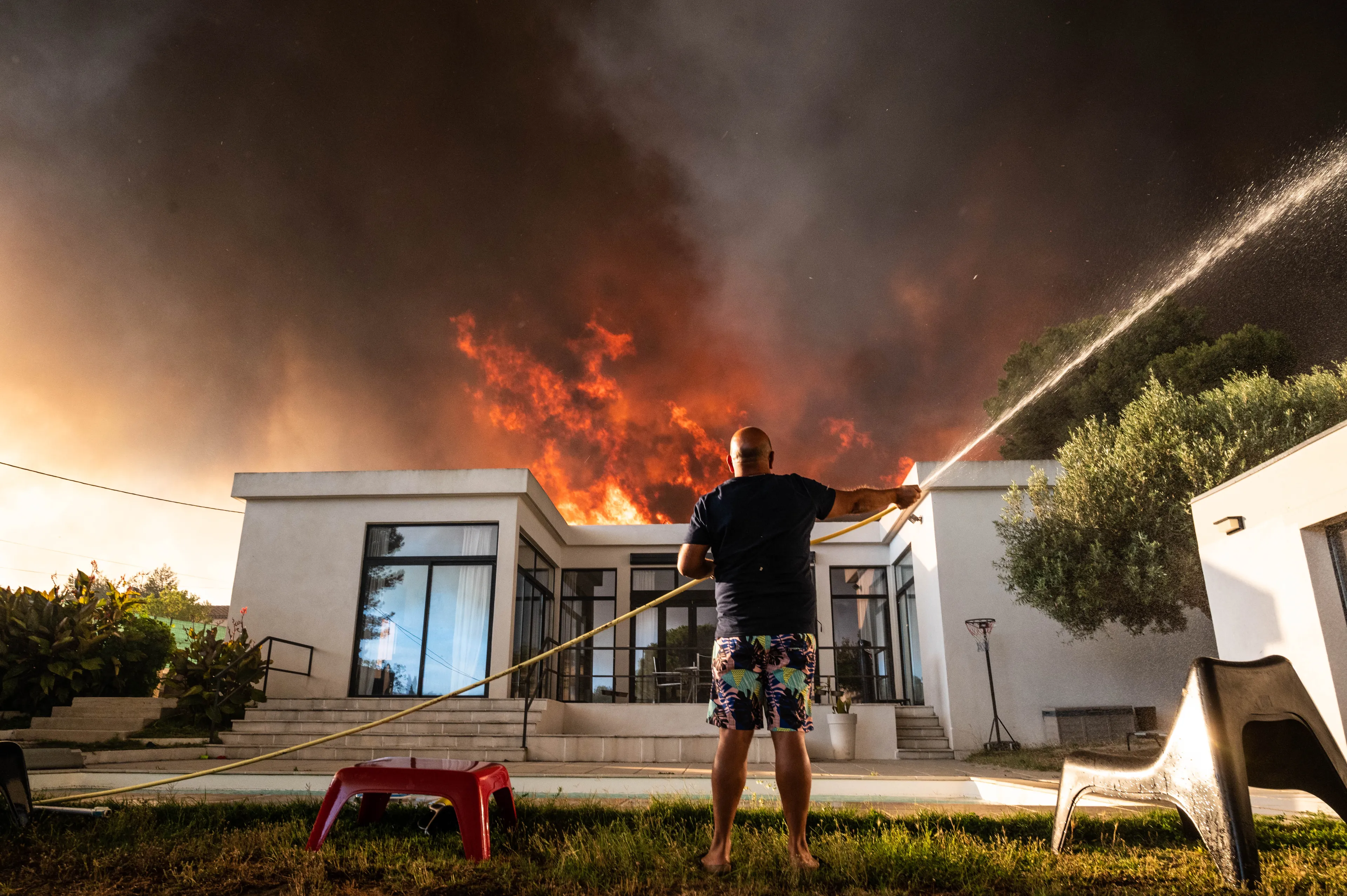 Franse campings in de omgeving van Marseille ontruimd om felle bosbranden