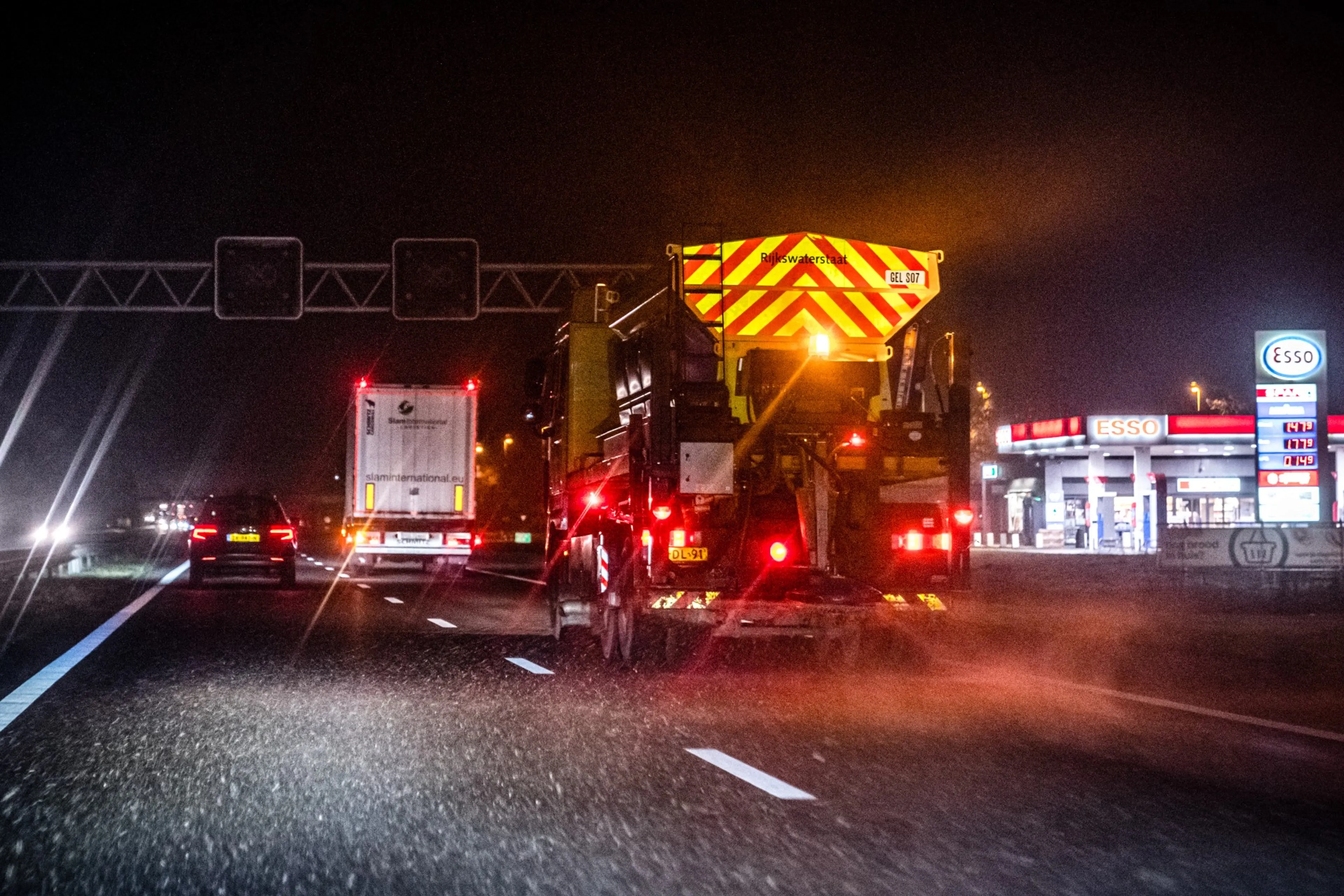 Rijkswaterstaat waarschuwt voor gevaarlijke rijomstandigheden: 'Pas je rijstijl aan'