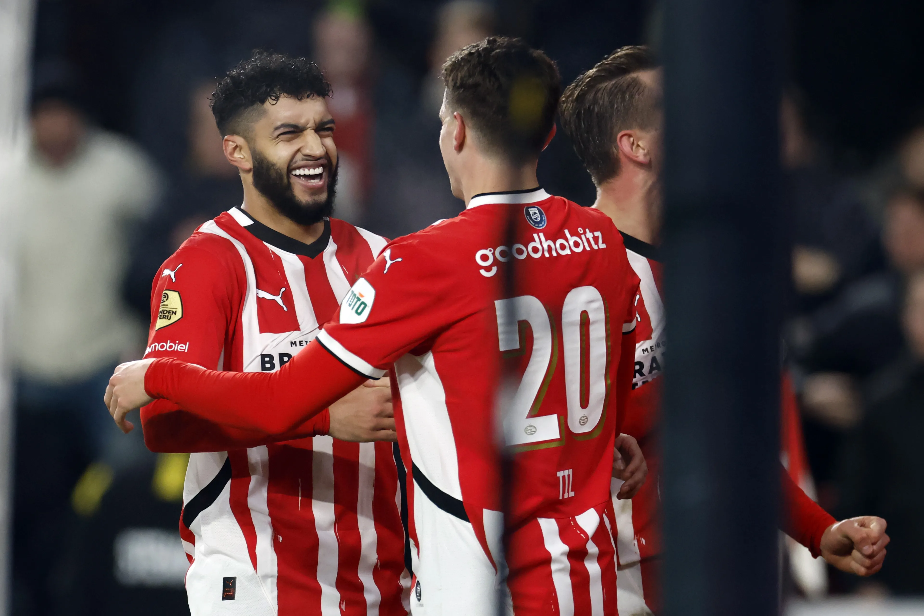 PSV schakelt bekerhouder Feyenoord uit in kwartfinale (2-0)