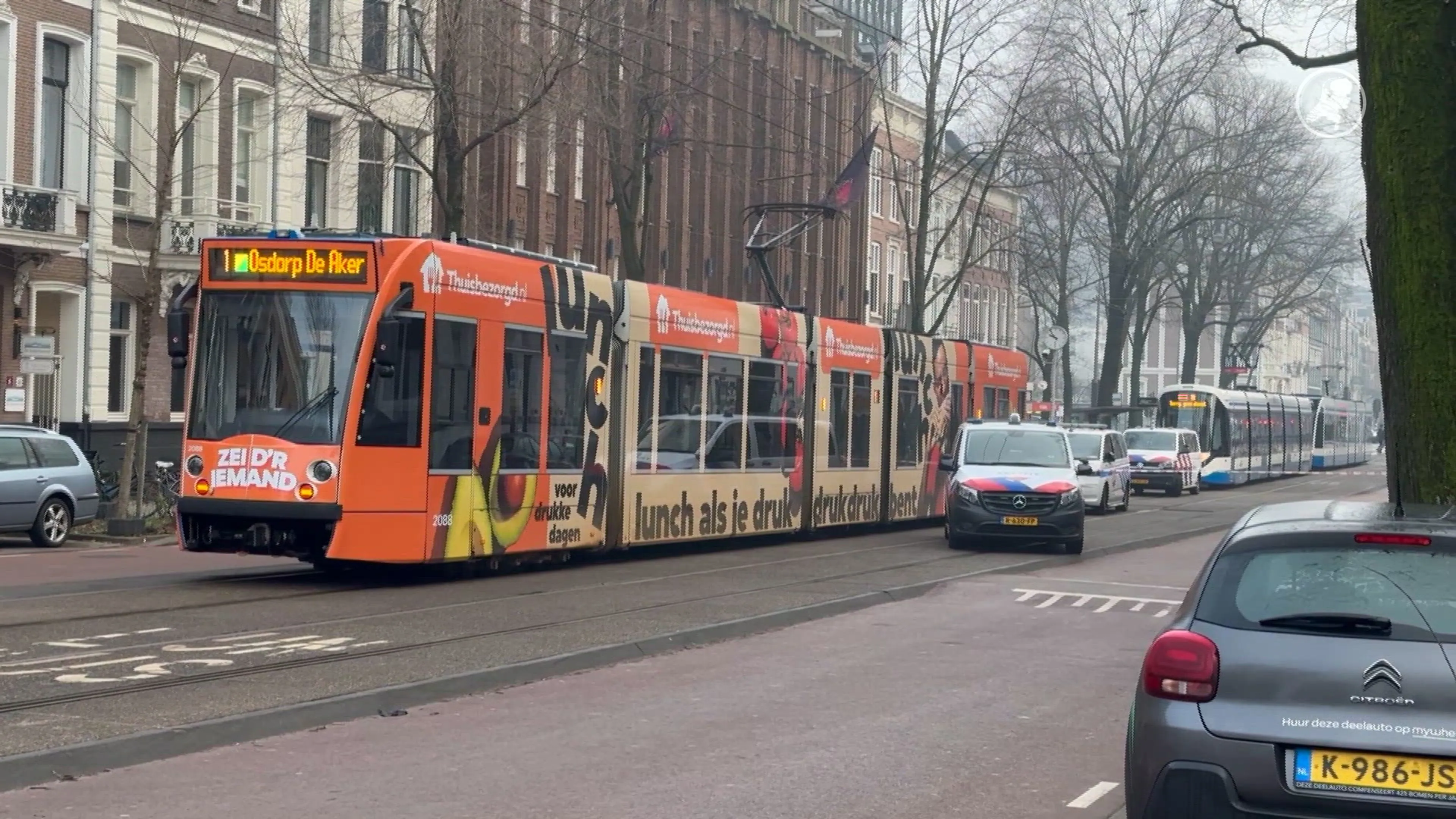Tiener komt onder tram in Amsterdam, met spoed naar ziekenhuis