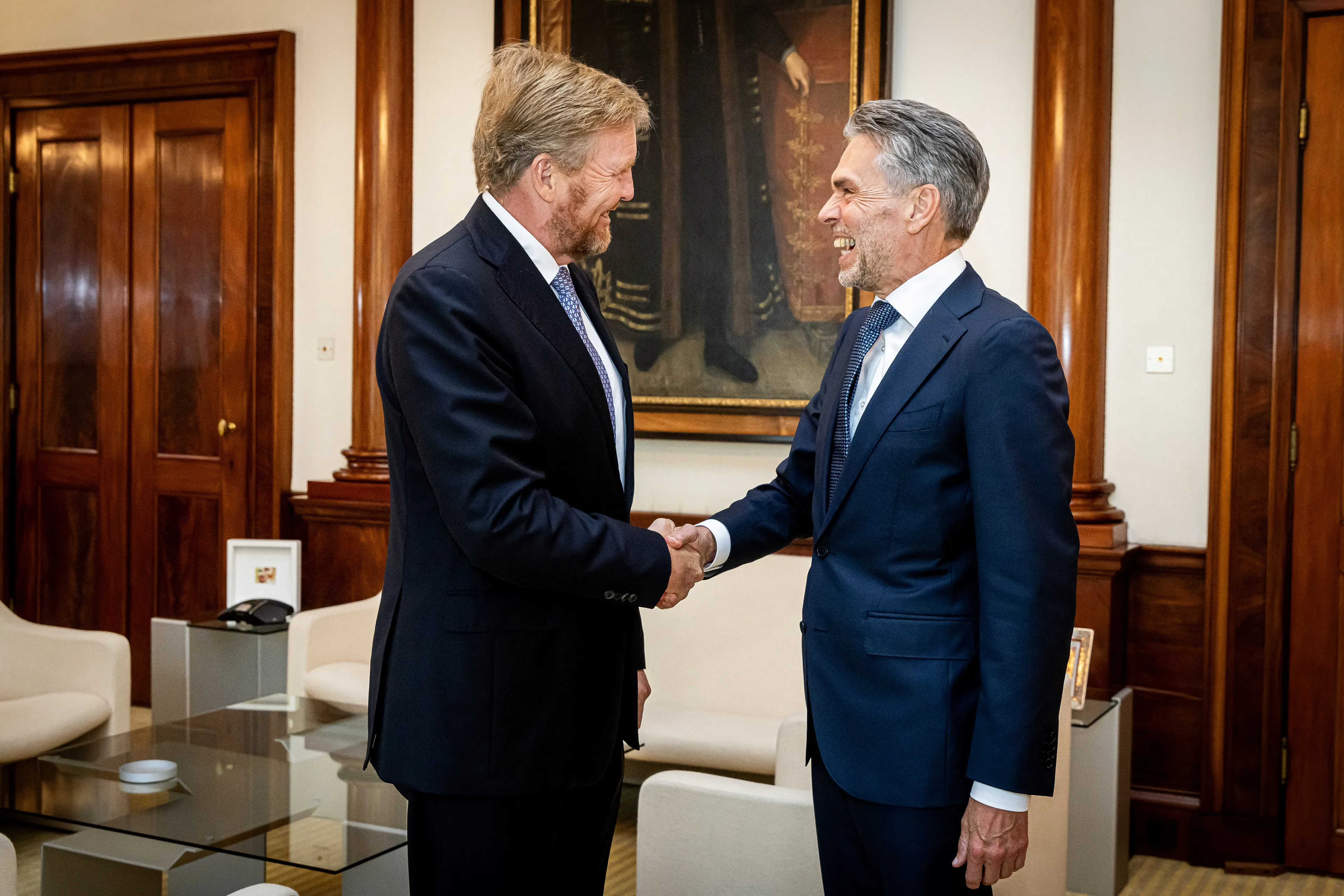 Koning eerder terug van staatsbezoek Tsjechië vanwege kabinetsval