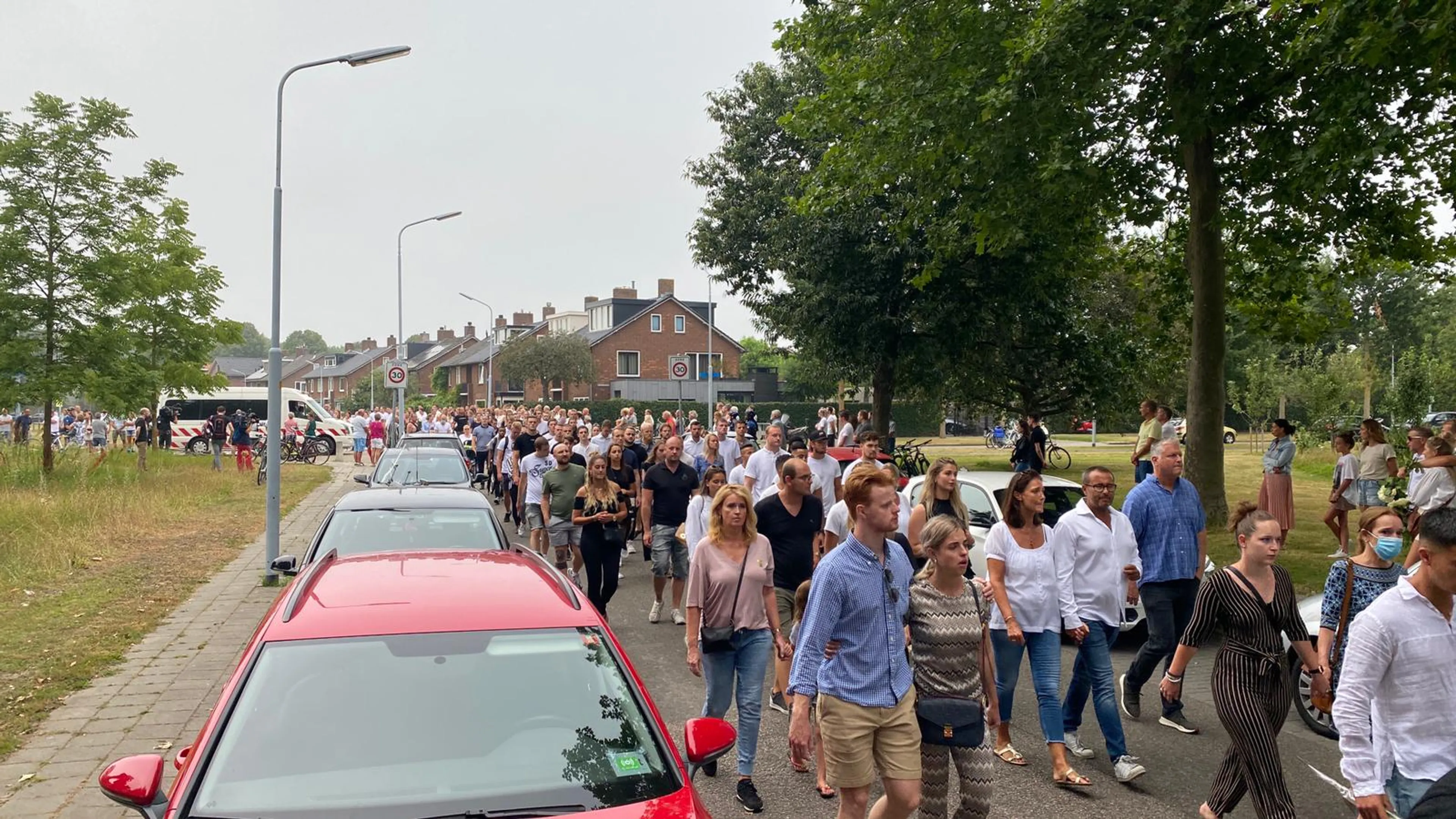Honderden belangstellenden voor stille tocht Bas van Wijk in Badhoevedorp