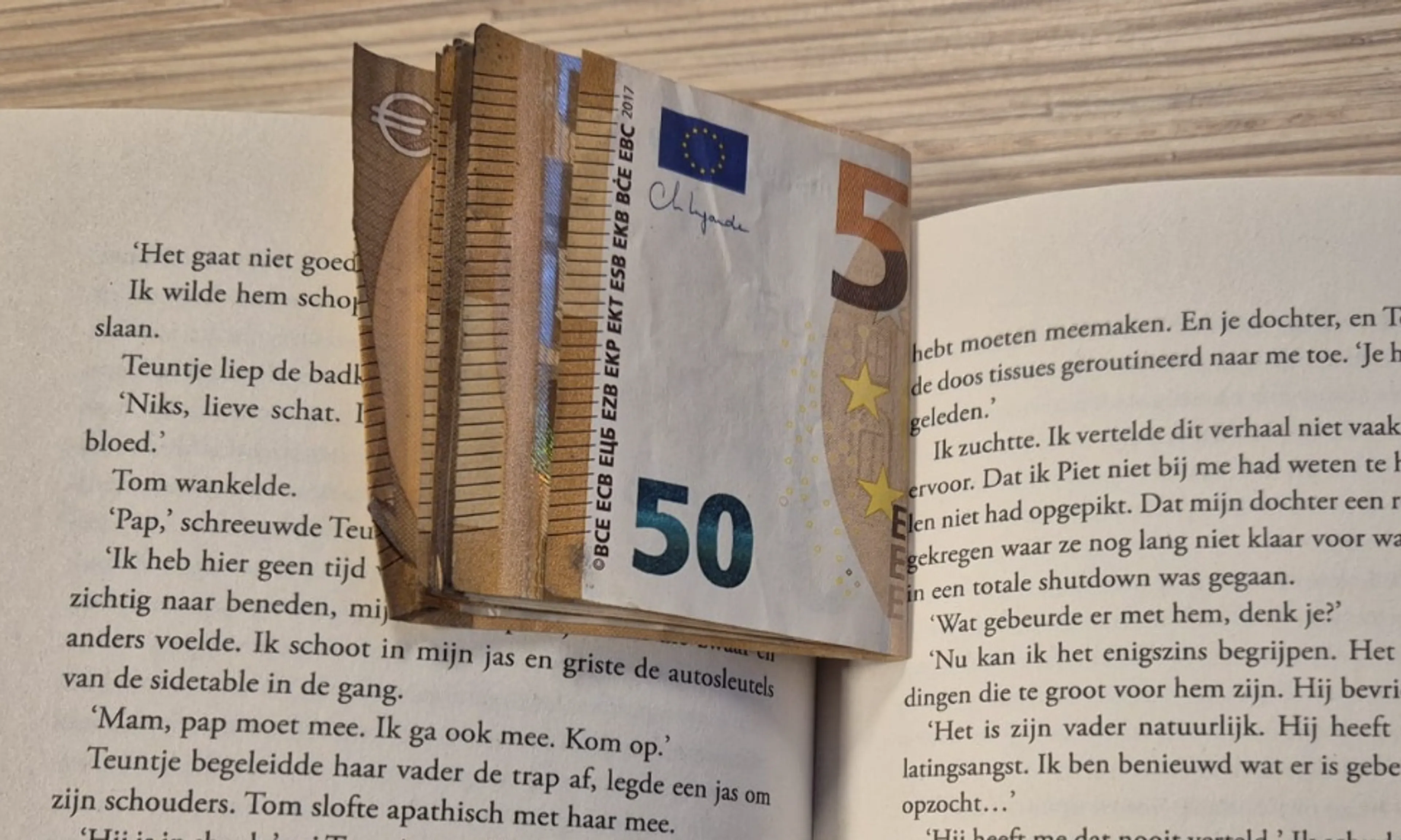 Bijzondere vondst in bieb Oss: honderden euro's verstopt tussen bladzijdes