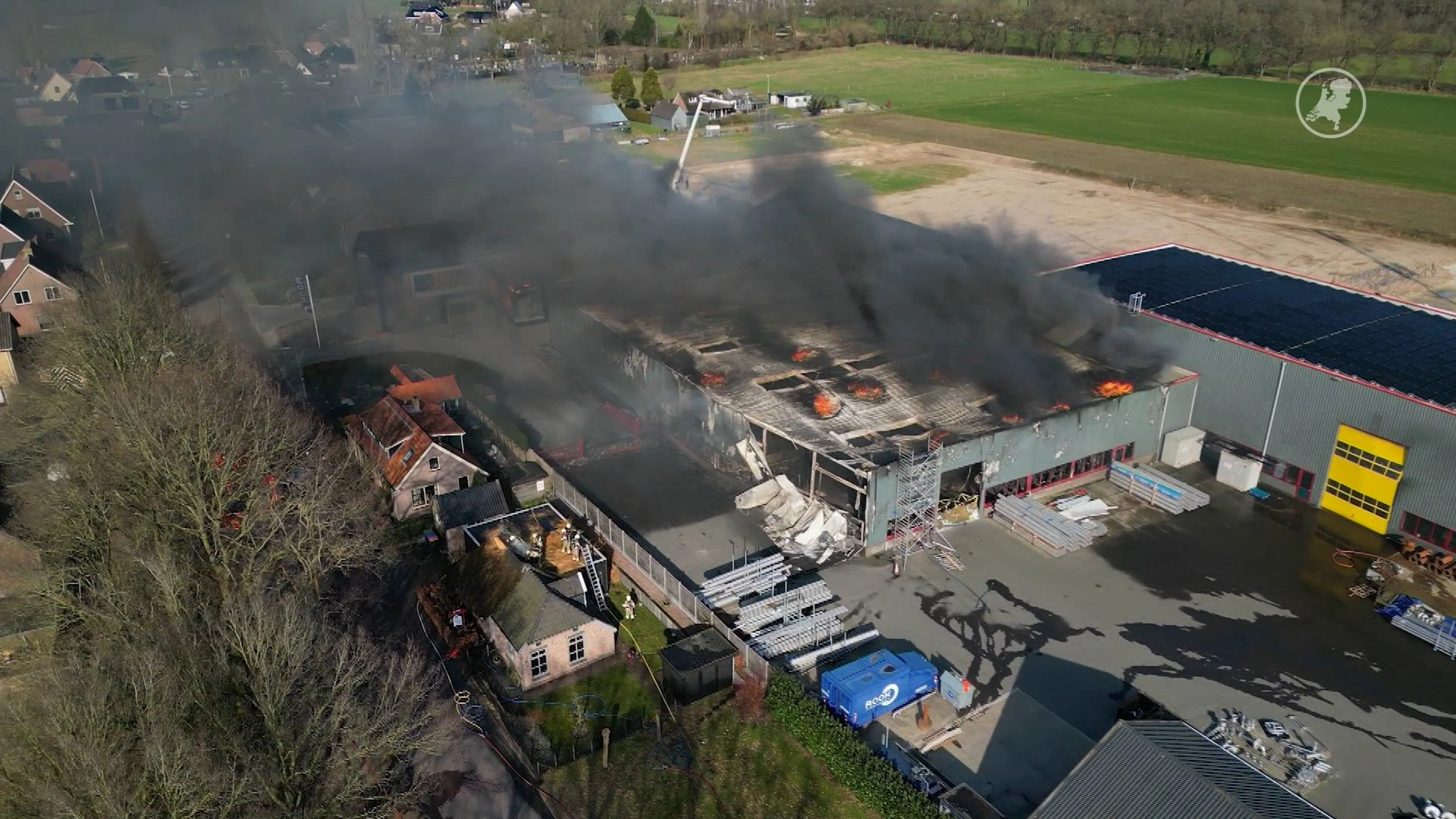 Enorme rookwolken na grote brand in fabriekshal Sint Jansklooster