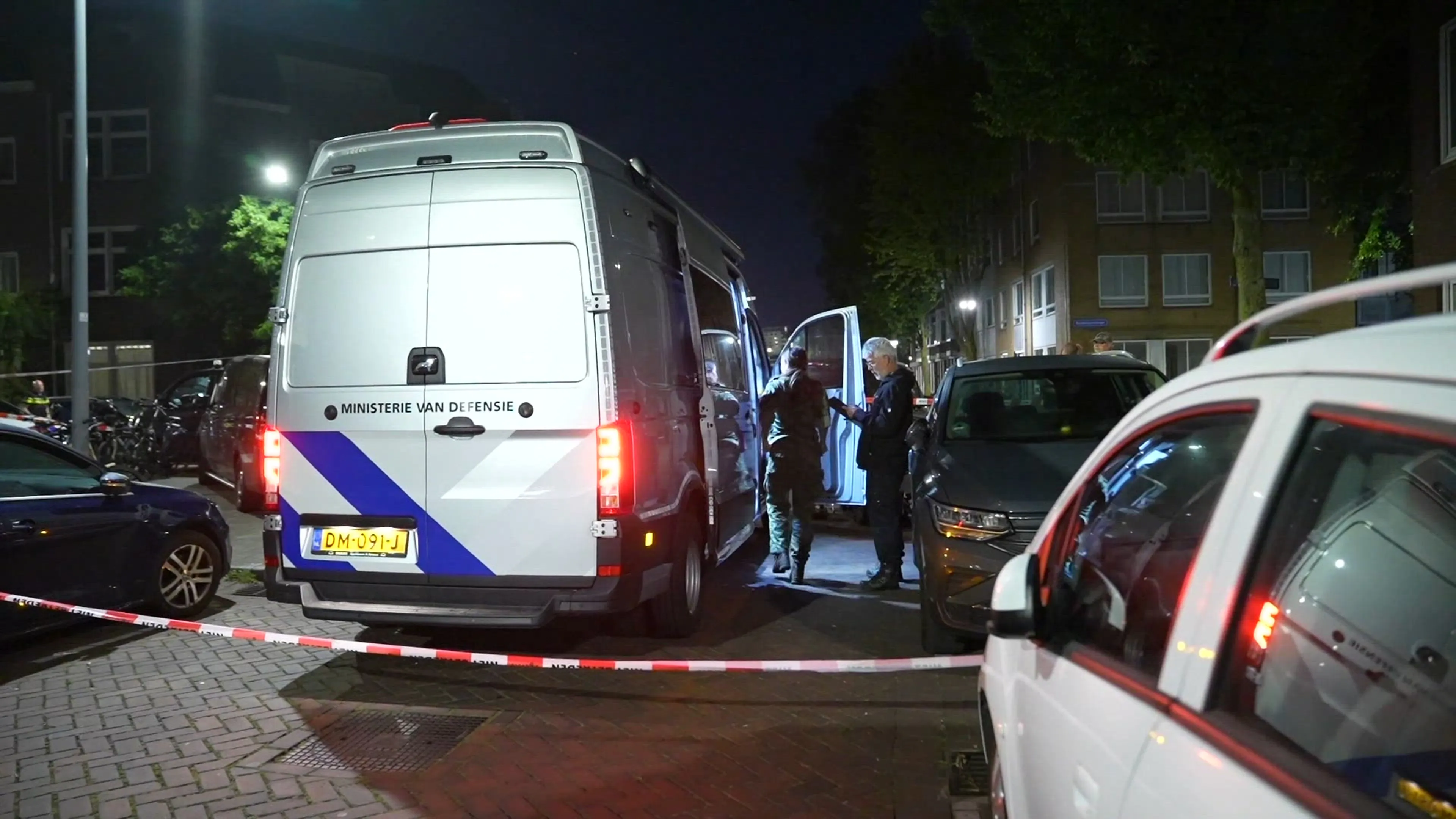 Brand door aangestoken explosief bij woning, verderop explosief in auto gevonden