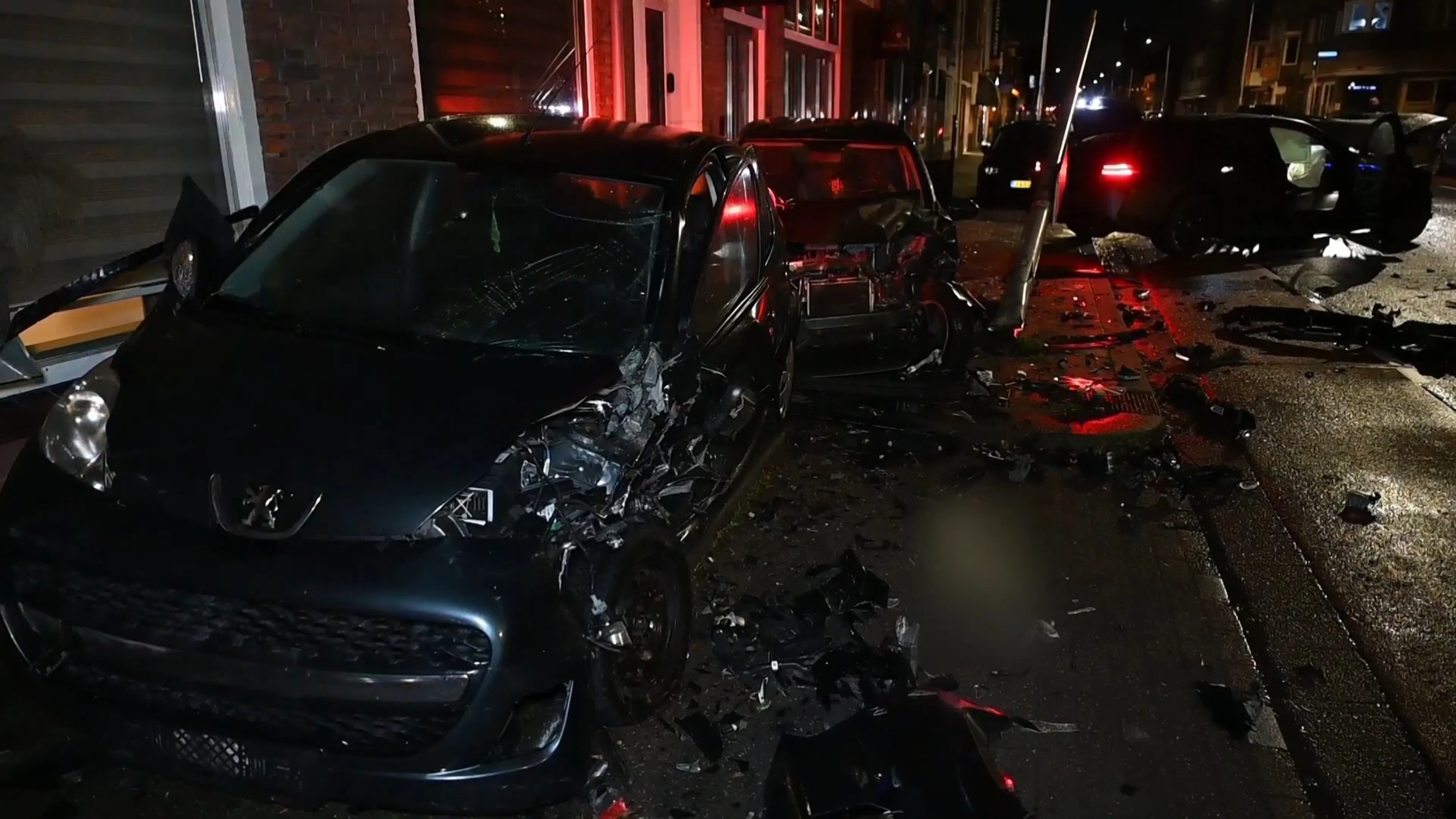 Ravage na crash met Duitse huurauto in Tilburg