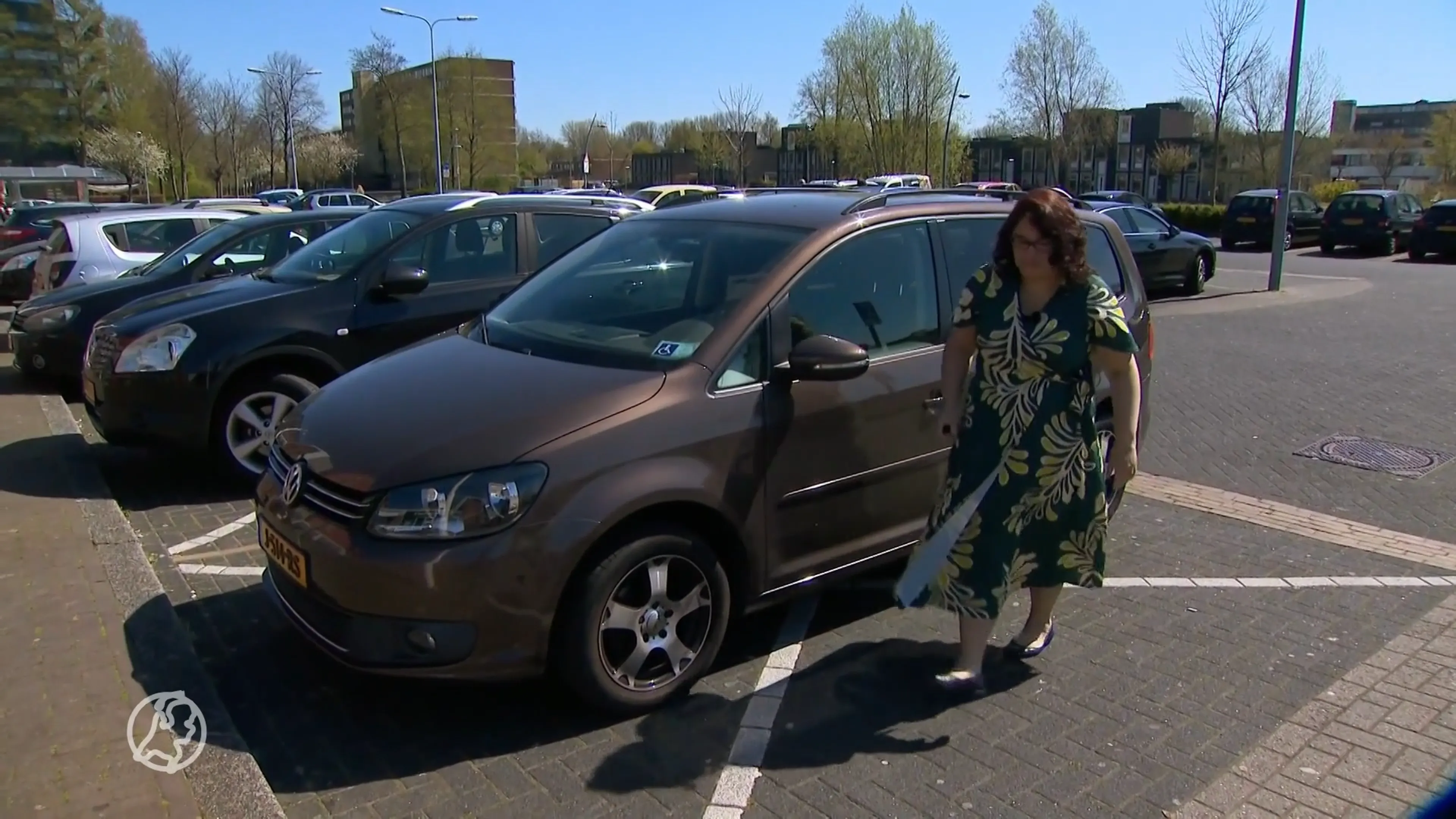 Cindy krijgt als 'onzichtbare' gehandicapte nare reacties bij parkeren invalideplek: 'Jij hoort hier niet'